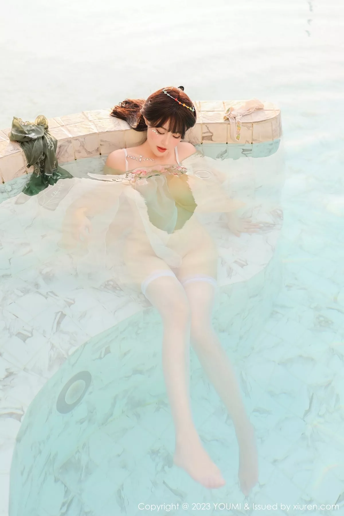 秀人集.com_[YouMi尤蜜荟]Vol.936_女神朱可儿Flora泳池边淡黄色轻透薄纱秀雪峰美臀极致诱惑写真84P