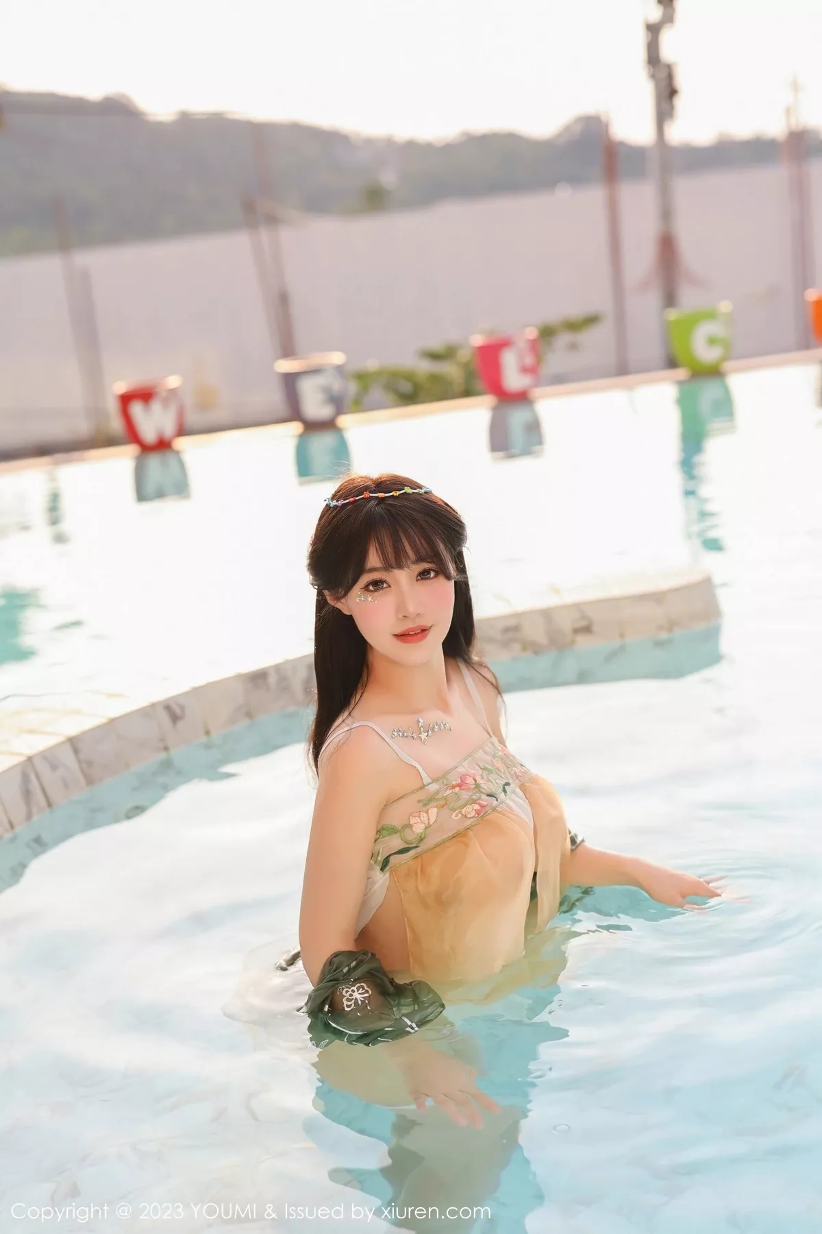 秀人集.com_[YouMi尤蜜荟]Vol.936_女神朱可儿Flora泳池边淡黄色轻透薄纱秀雪峰美臀极致诱惑写真84P