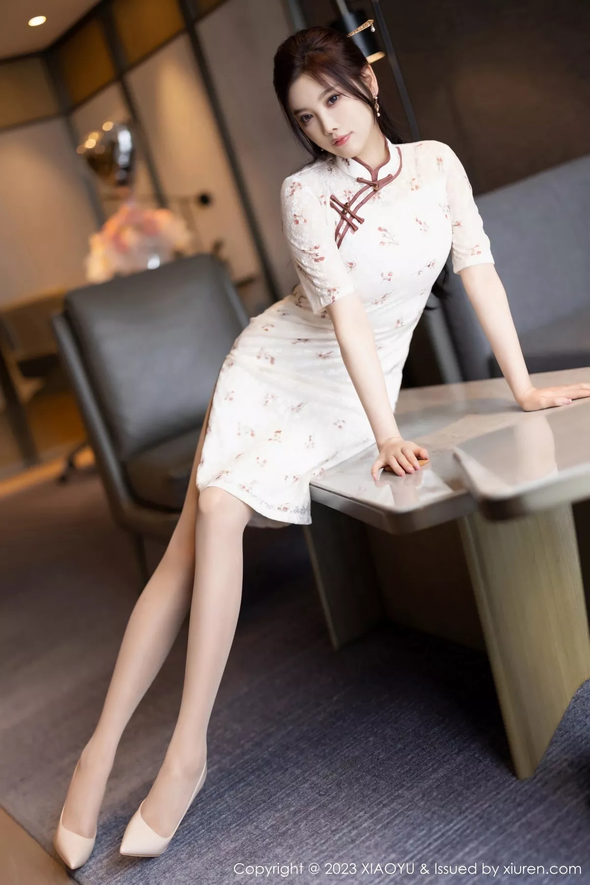 秀人集.com_[XiaoYu画语界]Vol.1026_女神杨晨晨Yome性感白色旗袍露轻透内衣配超薄肉丝诱惑写真100P