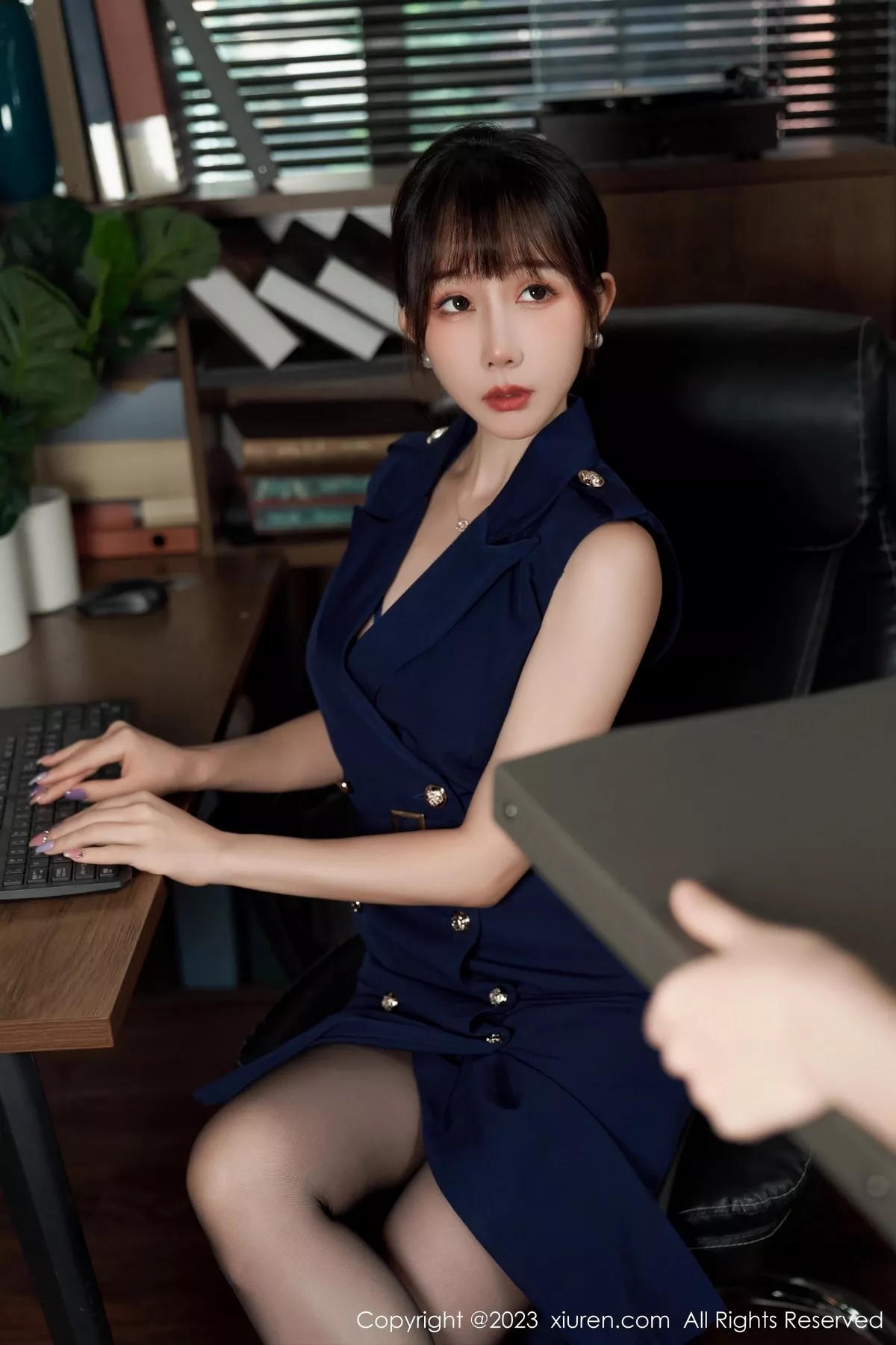 秀人集.com_[XiuRen秀人网]No.6737_模特波巧酱半脱职业装露性感内衣配超薄无内黑丝惹火诱惑写真95P