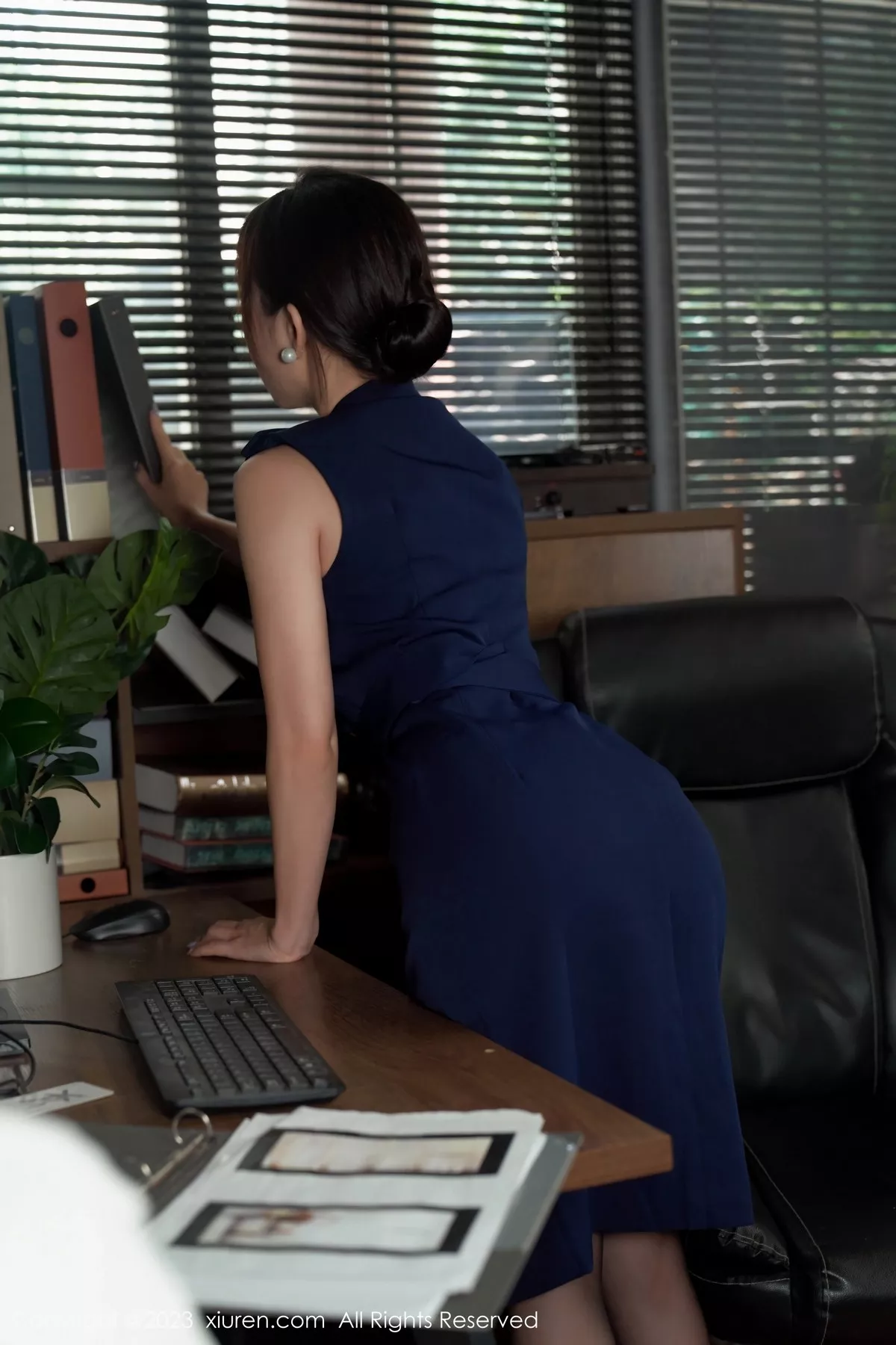 秀人集.com_[XiuRen秀人网]No.6737_模特波巧酱半脱职业装露性感内衣配超薄无内黑丝惹火诱惑写真95P