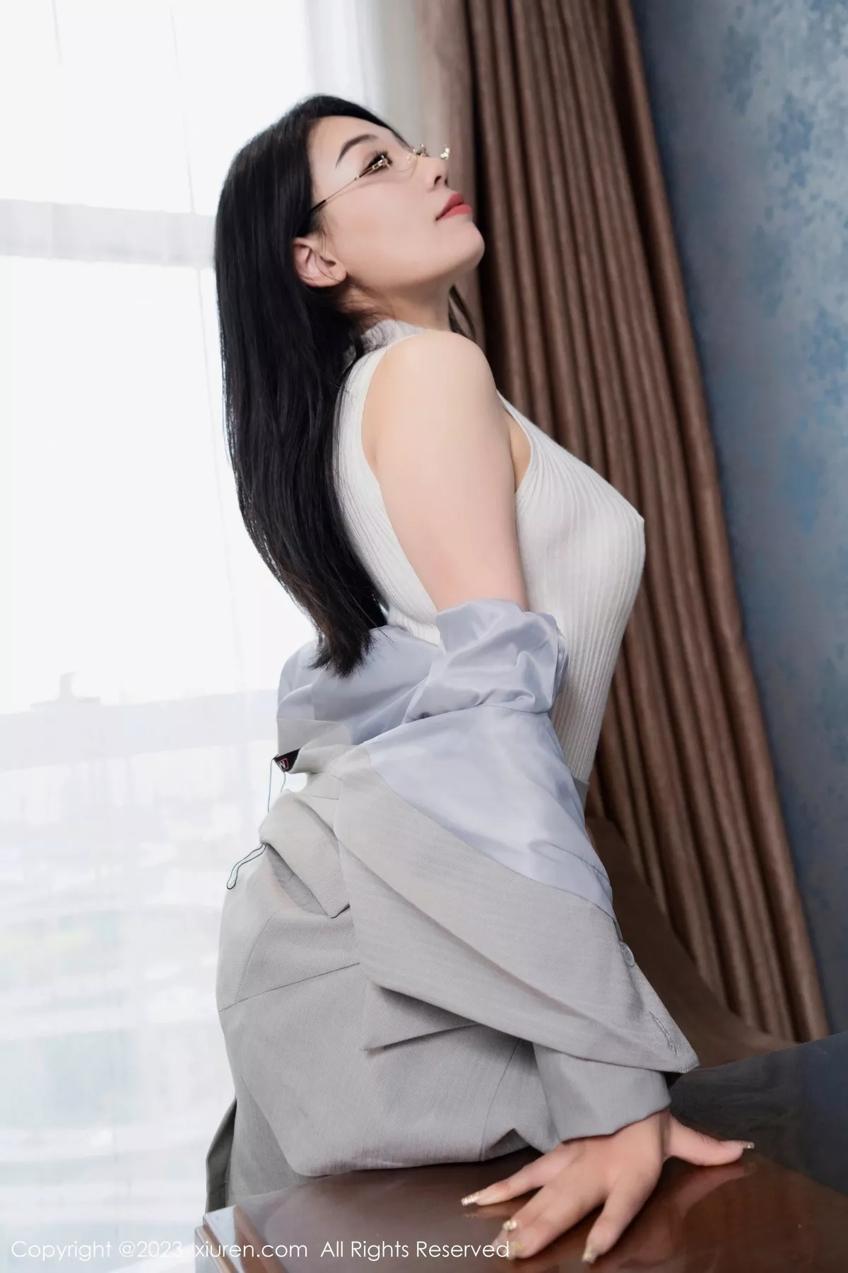 秀人集.com_[XiuRen秀人网]No.6742_模特小泡芙winna办公室OL制服露闪亮肉丝秀丰乳肥臀诱惑写真69P