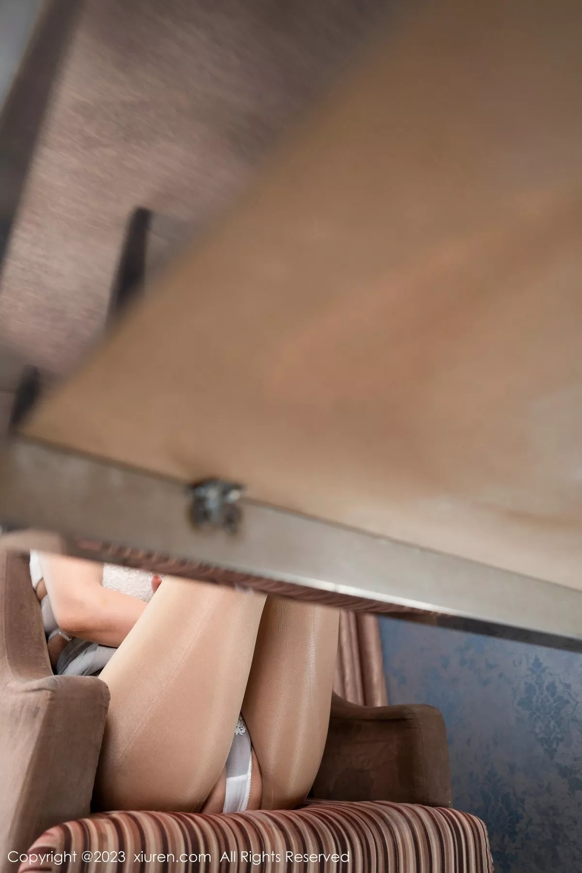 秀人集.com_[XiuRen秀人网]No.6742_模特小泡芙winna办公室OL制服露闪亮肉丝秀丰乳肥臀诱惑写真69P