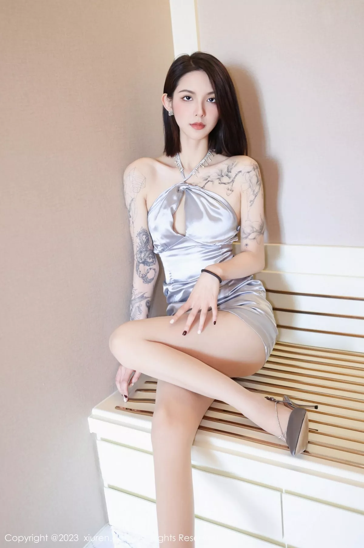 秀人集.com_[XiuRen秀人网]No.6612_模特乔一一银白色露肩连身短裙配开档肉丝露粉色内衣诱惑写真81P