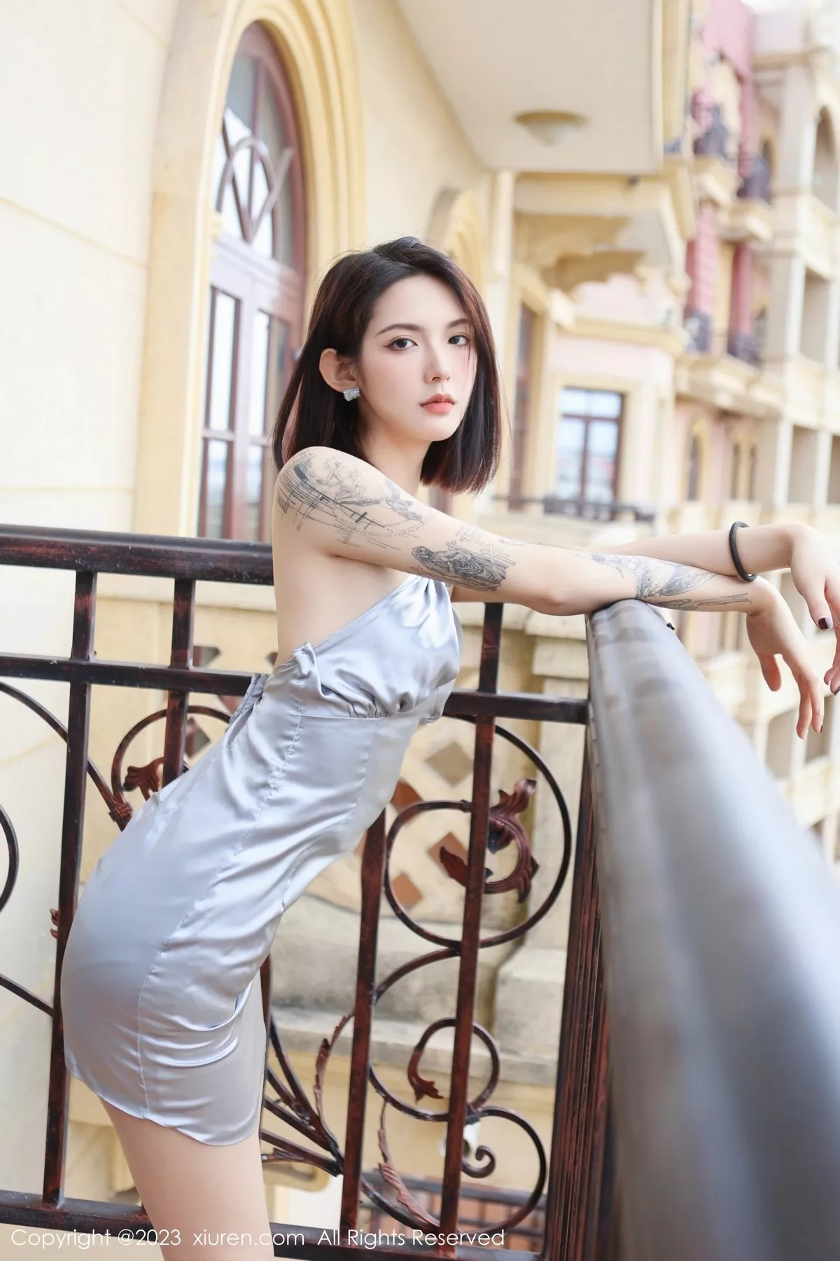 秀人集.com_[XiuRen秀人网]No.6612_模特乔一一银白色露肩连身短裙配开档肉丝露粉色内衣诱惑写真81P