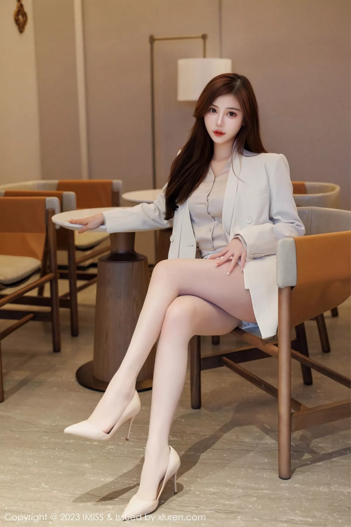 秀人集.com_[IMISS爱蜜社]Vol.732_气质女神Lavinia肉性感OL装扮淡灰蕾丝内衣秀完美身材诱惑写真45P