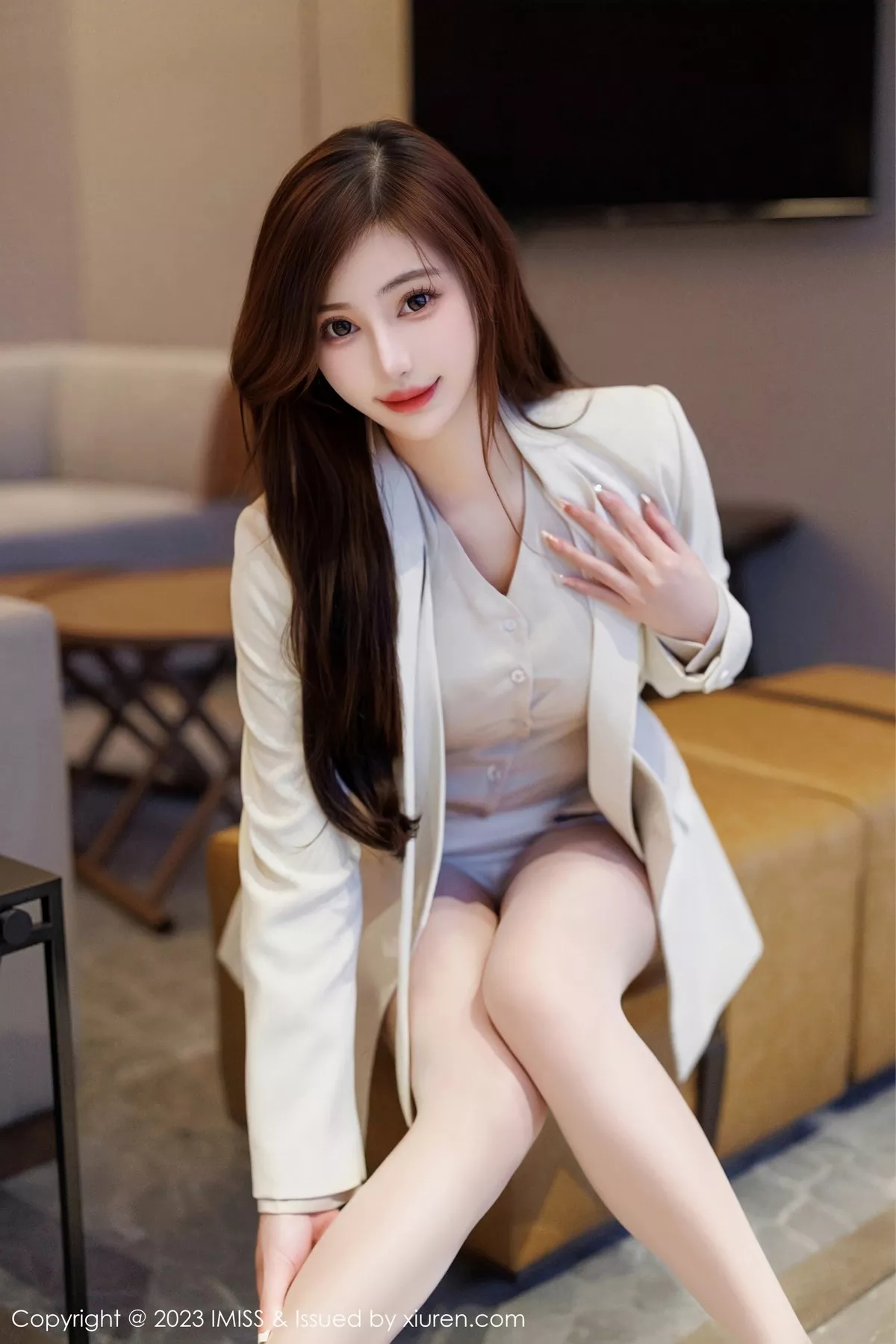 秀人集.com_[IMISS爱蜜社]Vol.732_气质女神Lavinia肉性感OL装扮淡灰蕾丝内衣秀完美身材诱惑写真45P