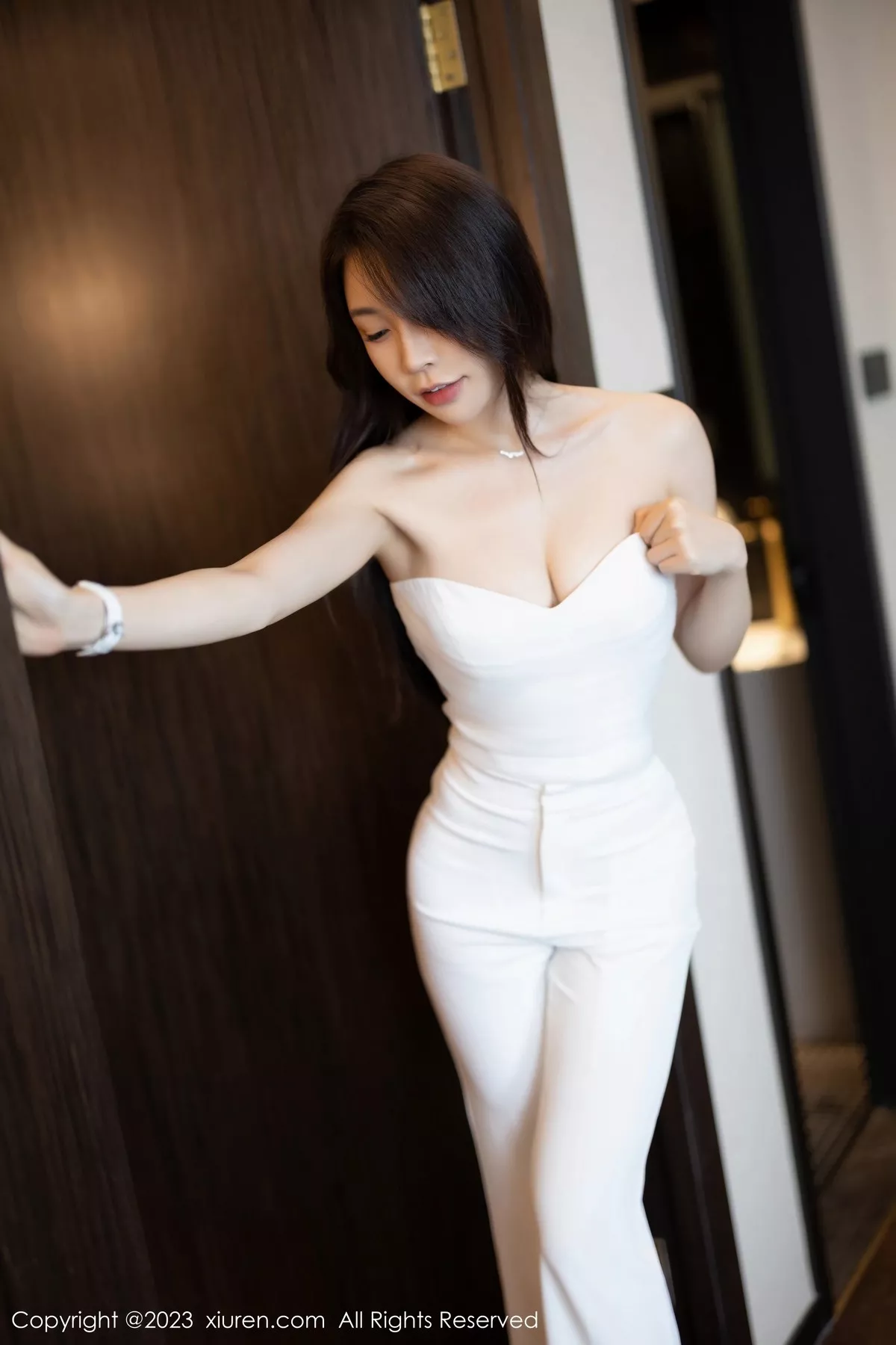 秀人集.com_[XiuRen秀人网]No.6628_女神徐莉芝Booty脱白色套装露白丝吊袜秀曼妙身姿撩人诱惑写真82P