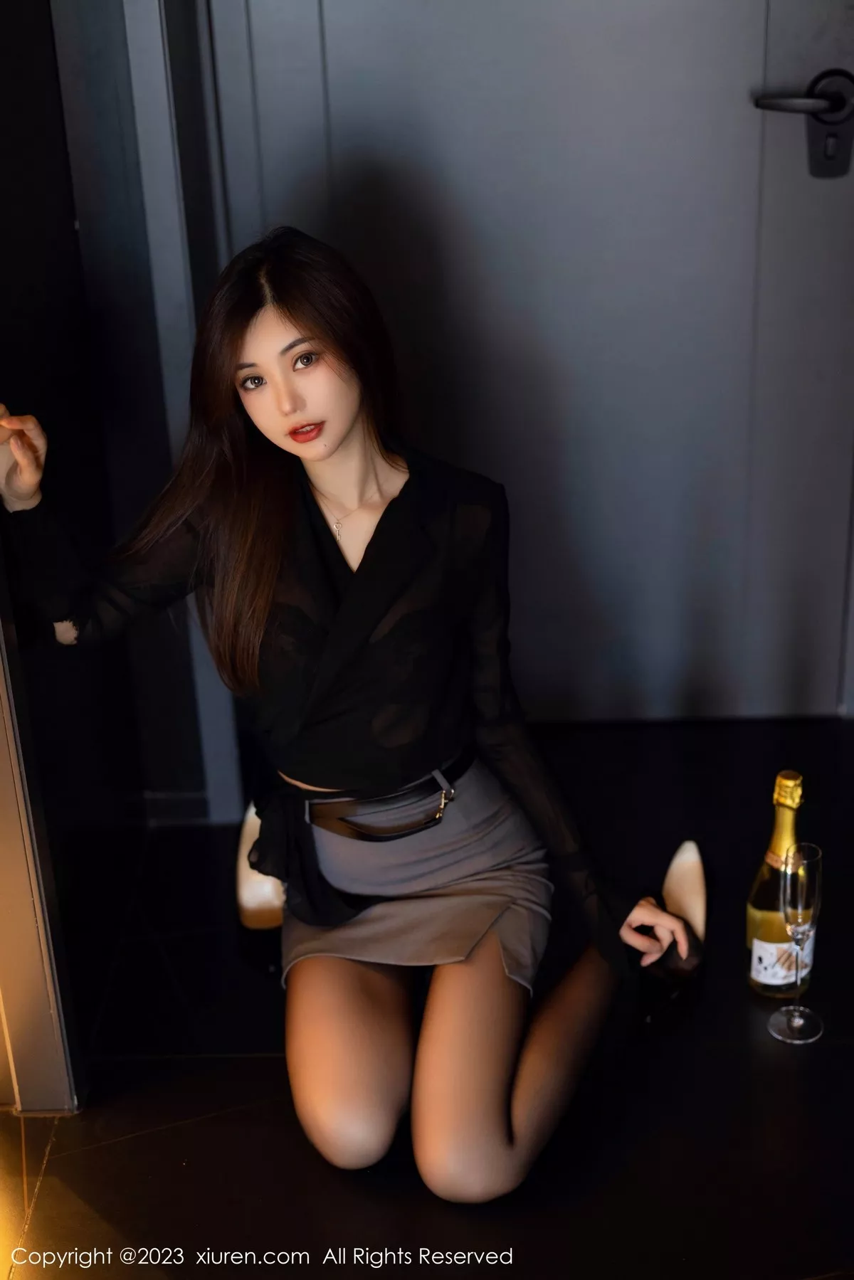 秀人集.com_[XiuRen秀人网]No.6770_女神绮里嘉ula黑色上衣配灰色短裙露黑色蕾丝内衣完美诱惑写真93P