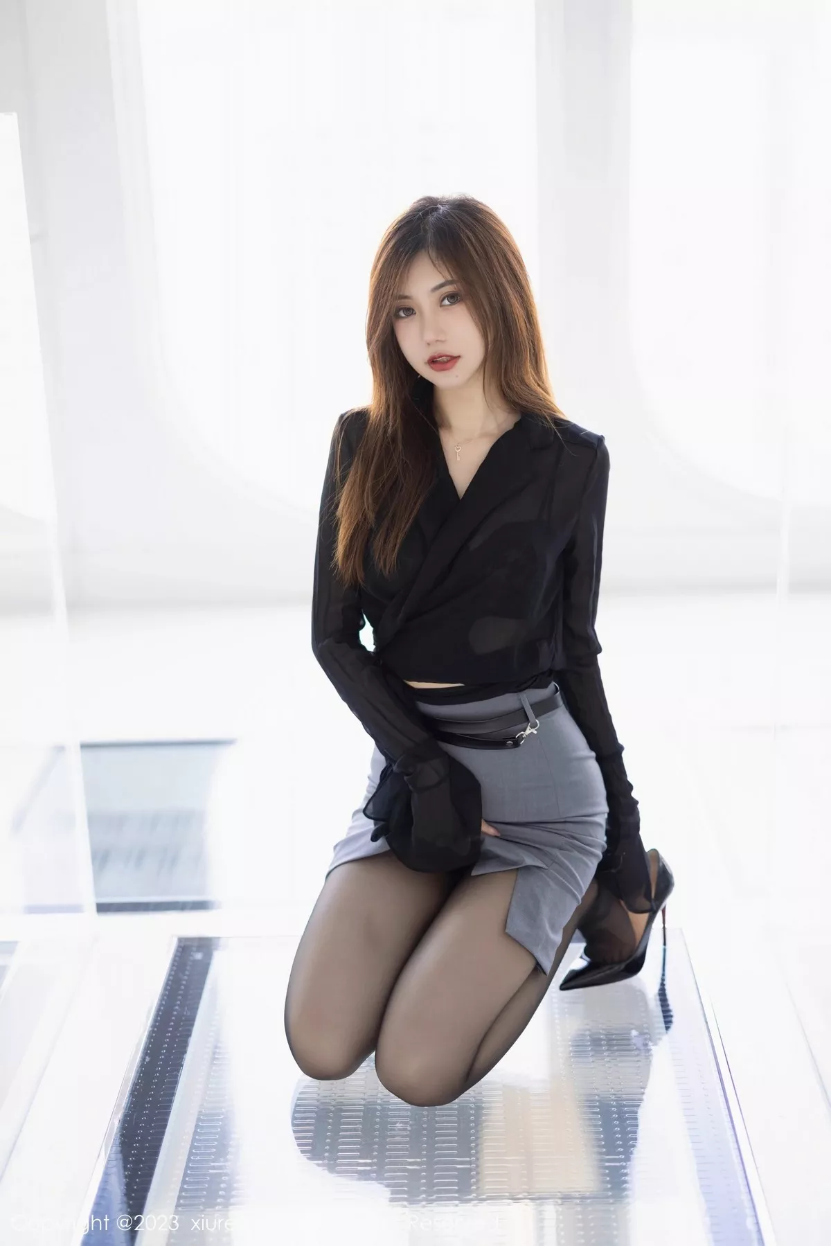 秀人集.com_[XiuRen秀人网]No.6770_女神绮里嘉ula黑色上衣配灰色短裙露黑色蕾丝内衣完美诱惑写真93P