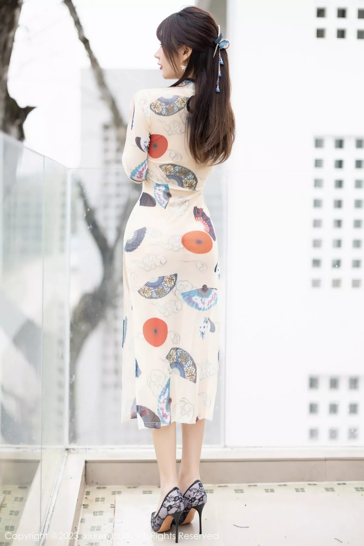 秀人集.com_[XiuRen秀人网]No.6831_模特张欣欣性感白色图案旗袍+红色薄纱轻透情趣服惹火诱惑写真72P