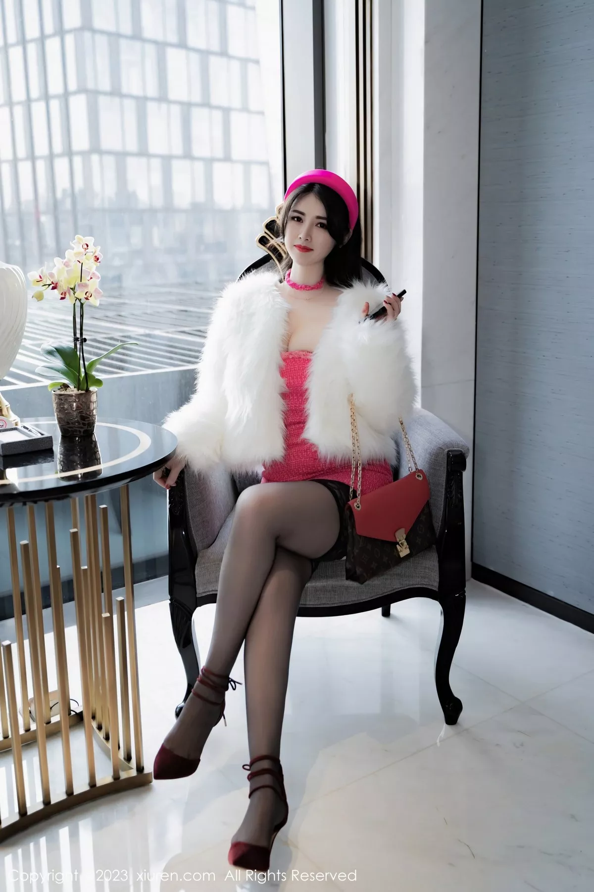 秀人集.com_[XiuRen秀人网]No.6830_模特诗诗kiki性感玫红露肩连衣裙配超薄黑丝秀惹火身材诱惑写真49P