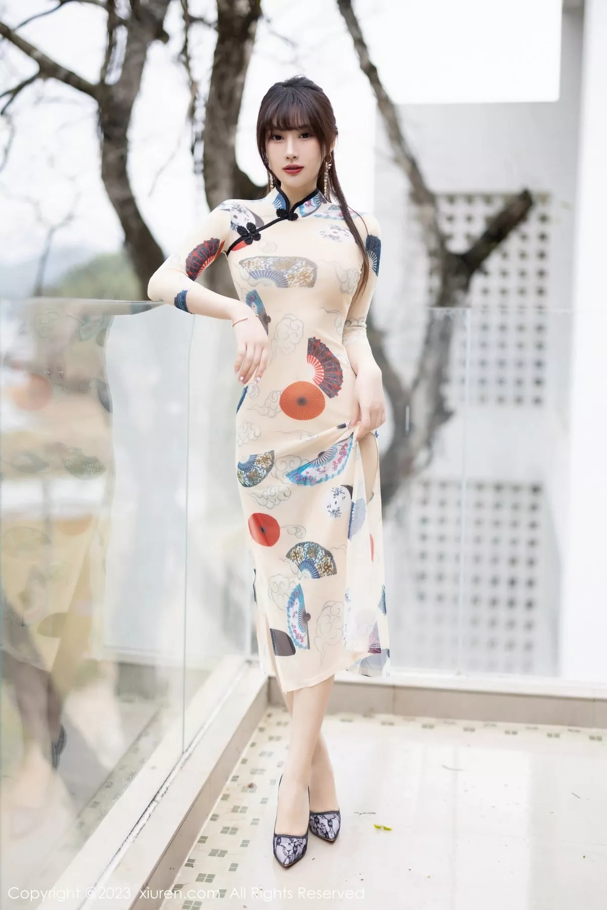 秀人集.com_[XiuRen秀人网]No.6831_模特张欣欣性感白色图案旗袍+红色薄纱轻透情趣服惹火诱惑写真72P