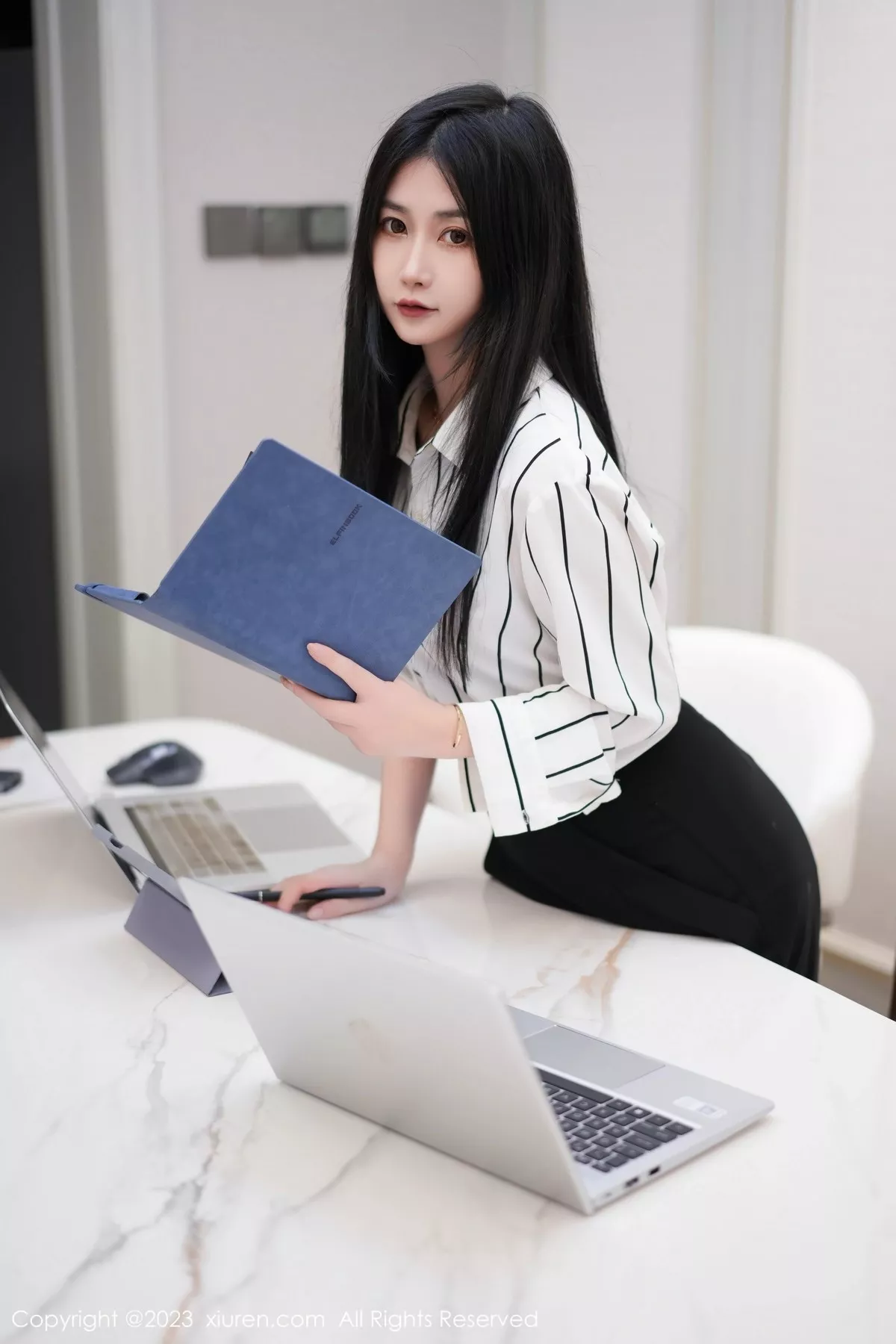 秀人集.com_[XiuRen秀人网]No.6845_模特laura阿姣性感白T配黑色短裙半脱露豪乳遮点惹火诱惑写真73P