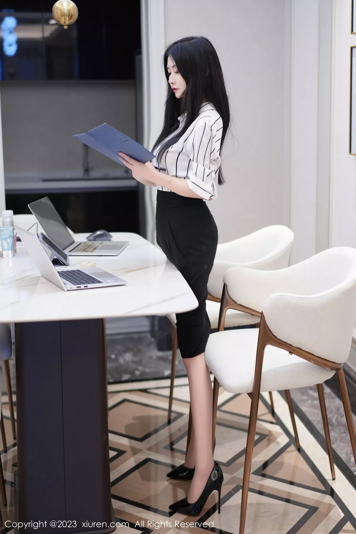 秀人集.com_[XiuRen秀人网]No.6845_模特laura阿姣性感白T配黑色短裙半脱露豪乳遮点惹火诱惑写真73P