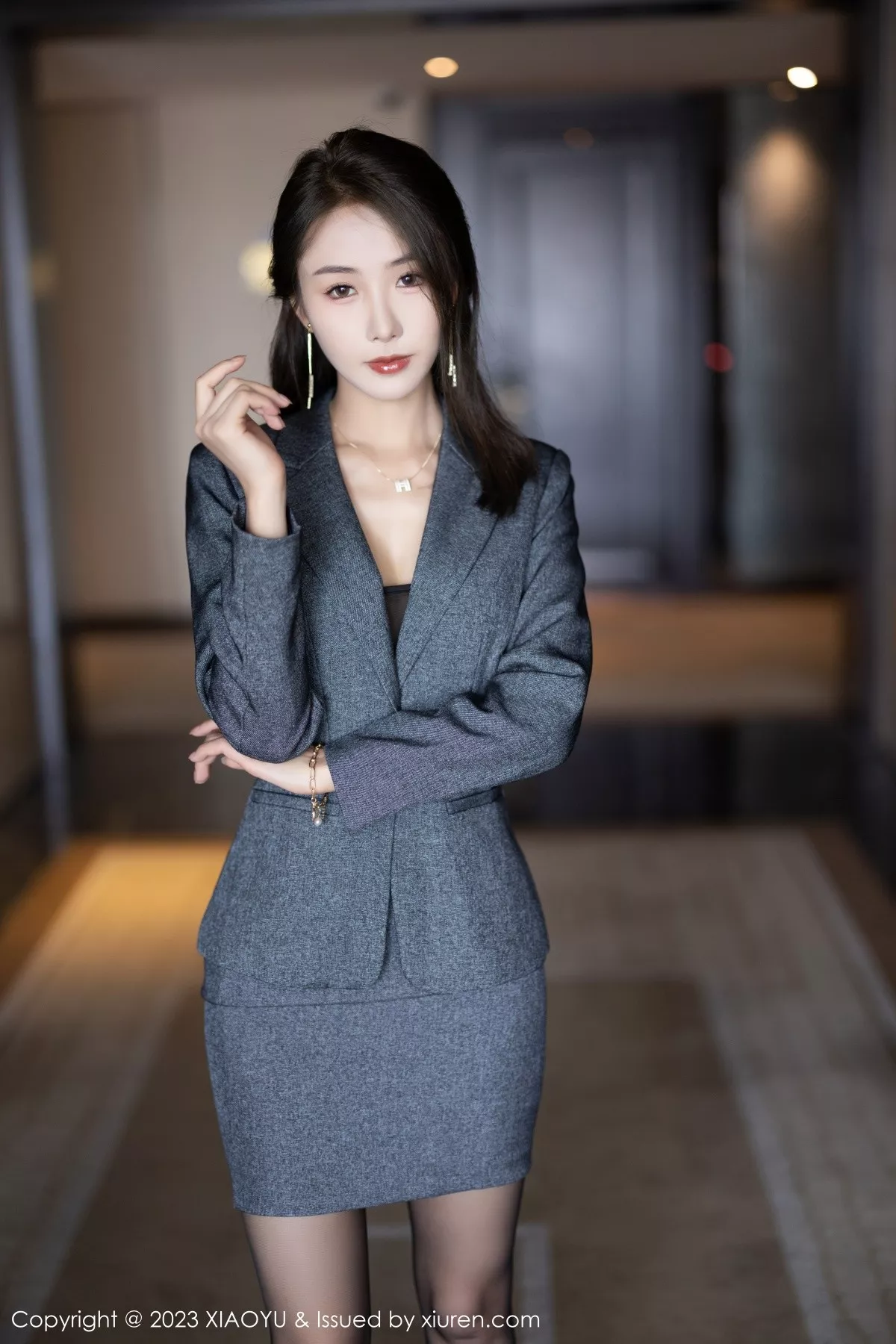 秀人集.com_[XiaoYu画语界]Vol.1042_模特苏苏阿脱深灰制服露性感黑色薄透内衣秀曼妙身姿诱惑写真100P