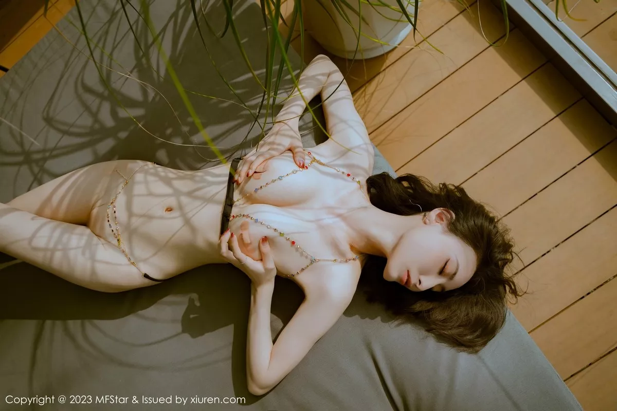秀人集.com_[MFStar模范学院]Vol.624_模特Lingyu69白色蕾丝内衣+性感情趣服饰露豪乳遮点诱惑写真73P