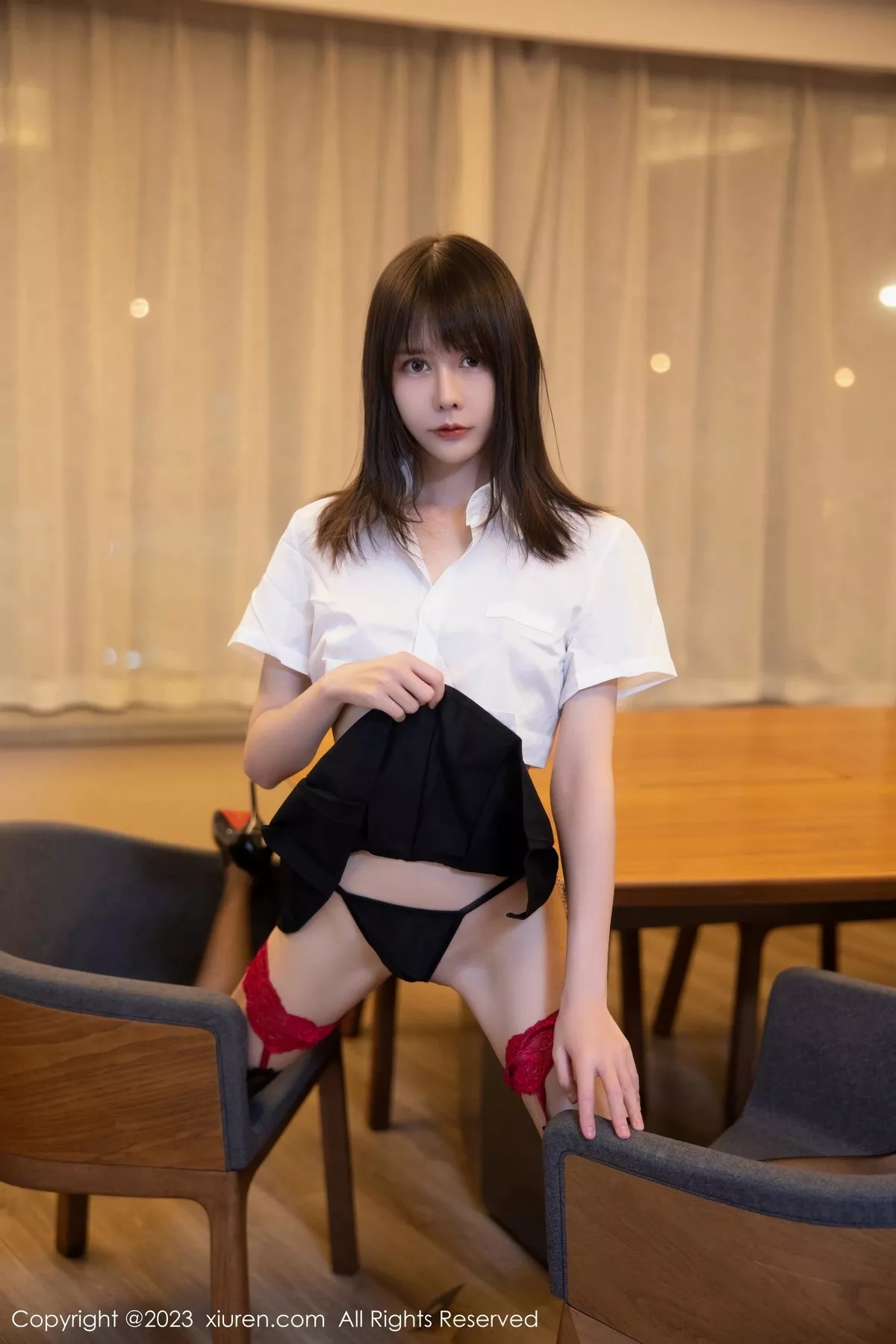 秀人集.com_[XiuRen秀人网]No.6862_模特甜佳佳性感白色短款上衣配黑短裙半撩秀曼妙身姿诱惑写真80P