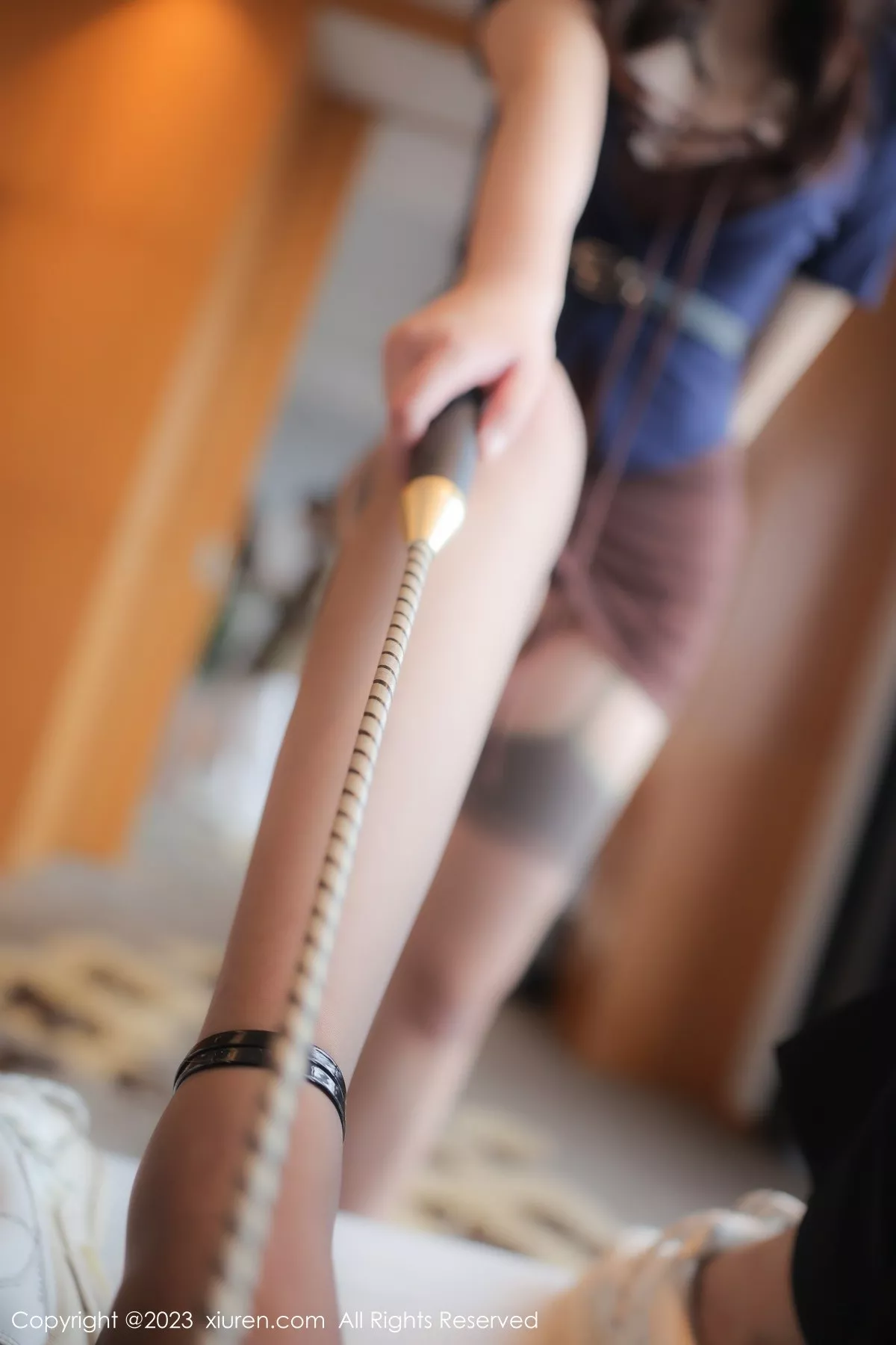 秀人集.com_[XiuRen秀人网]No.6872_模特Arude薇薇性感露肩短裙配灰丝吊袜秀曼妙身姿诱惑写真104P