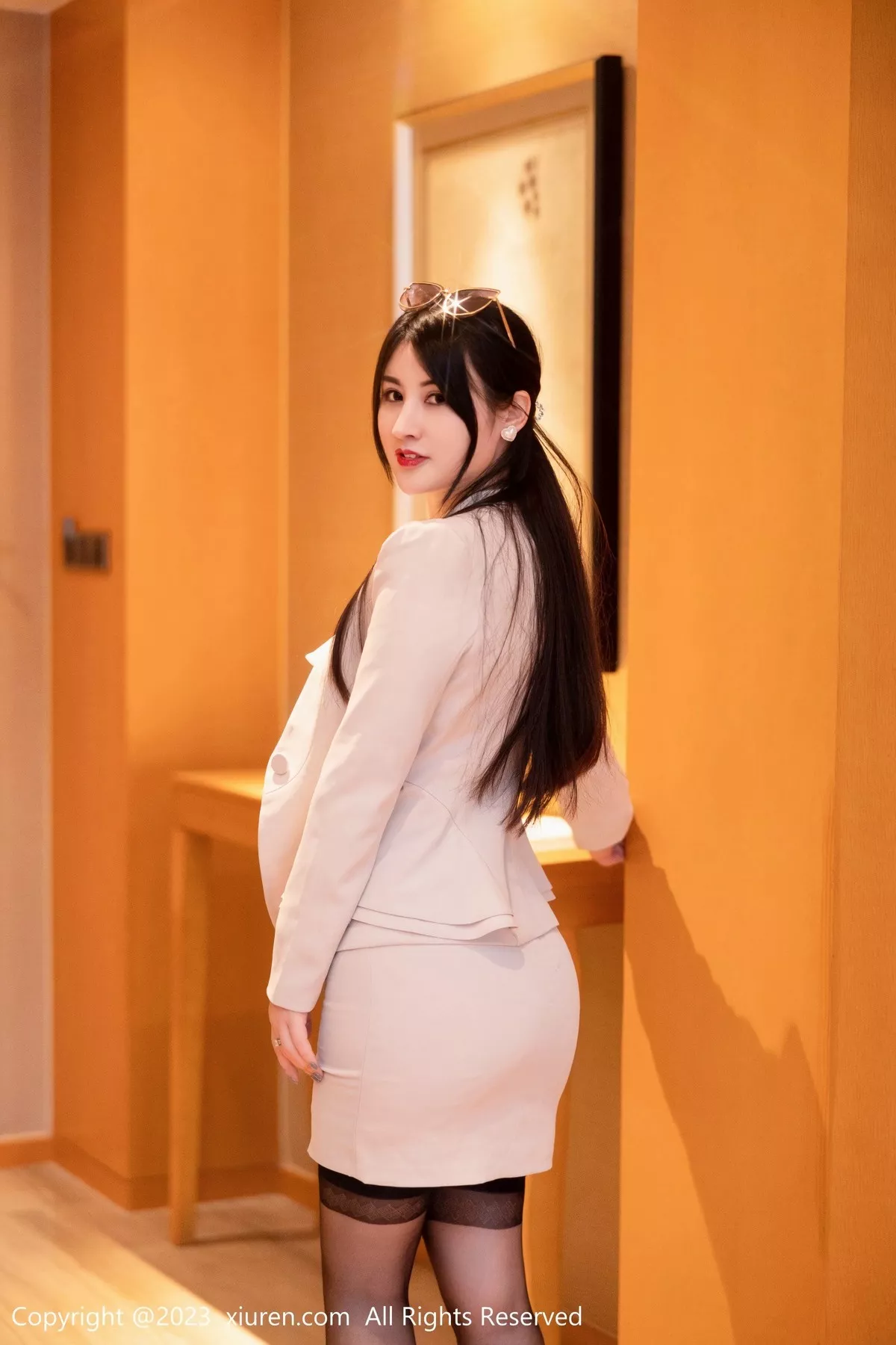 秀人集.com_[XiuRen秀人网]No.6879_模特诗诗kiki半脱浅色OL服饰露性感浅灰内衣秀惹火身材诱惑写真79P