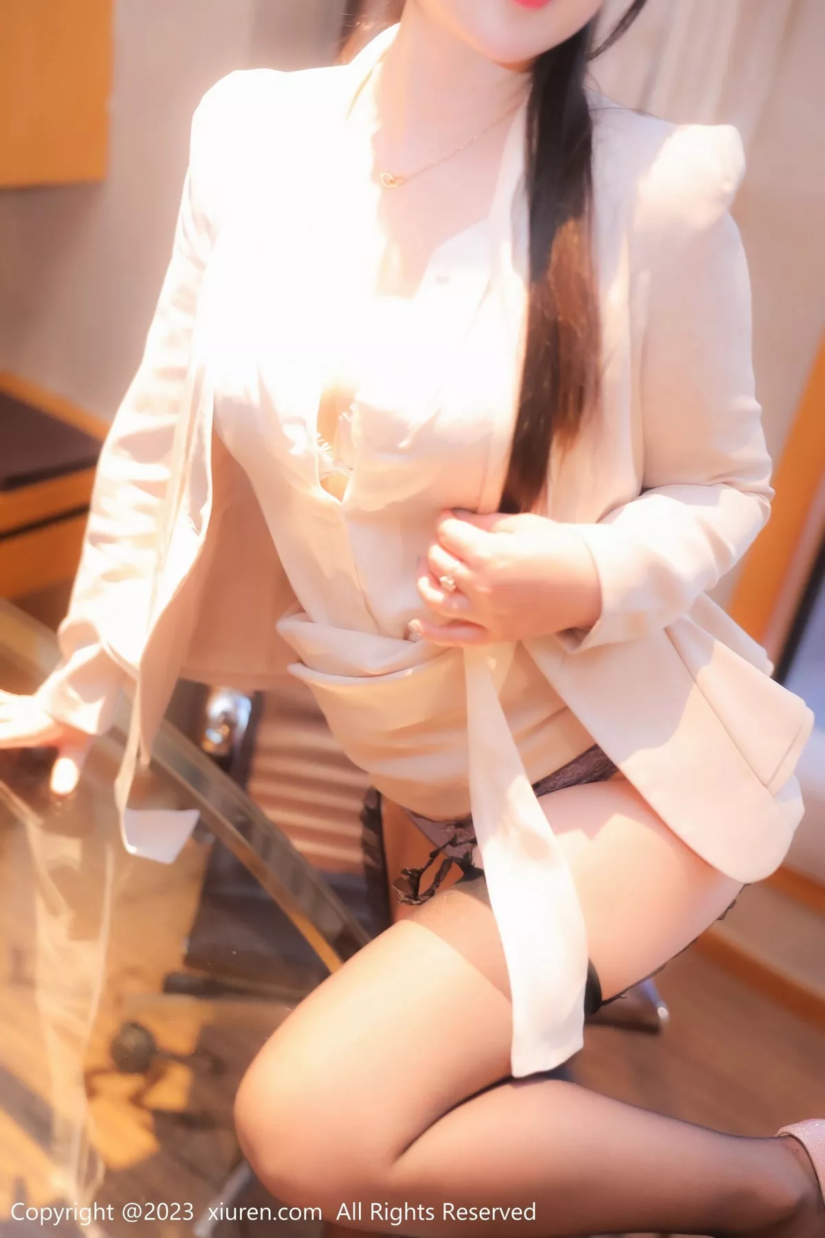 秀人集.com_[XiuRen秀人网]No.6879_模特诗诗kiki半脱浅色OL服饰露性感浅灰内衣秀惹火身材诱惑写真79P