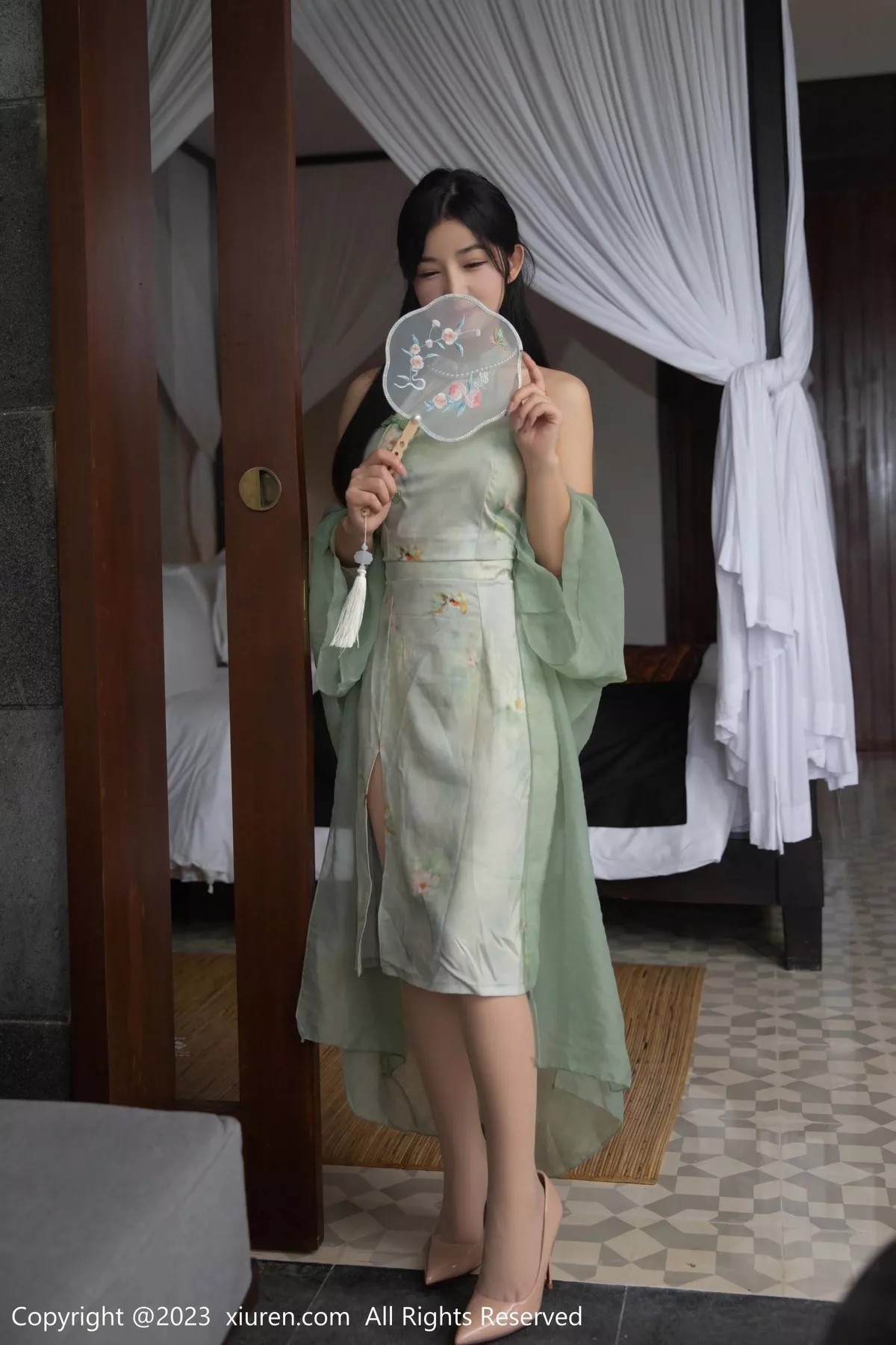 秀人集.com_[XiuRen秀人网]No.6880_模特谭小灵水中场景墨绿古装薄纱服饰配薄透肉丝惹火诱惑写真80P