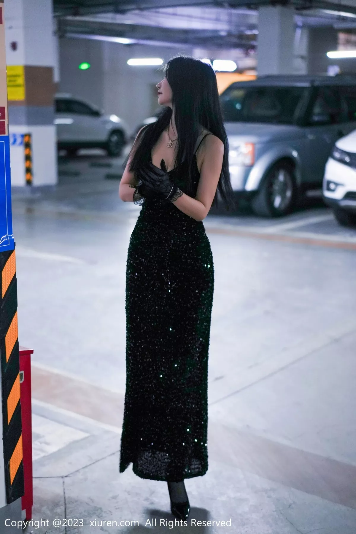 秀人集.com_[XiuRen秀人网]No.6881_模特laura阿姣尾随拍摄主题性感黑色吊带裙秀曼妙身姿诱惑写真69P