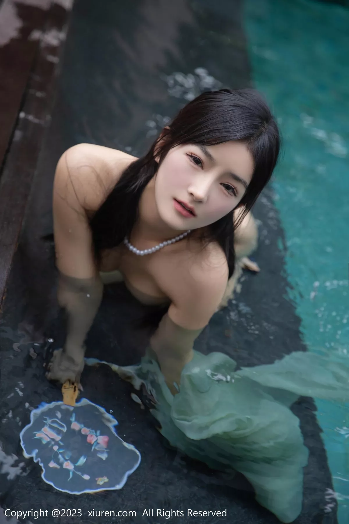 秀人集.com_[XiuRen秀人网]No.6880_模特谭小灵水中场景墨绿古装薄纱服饰配薄透肉丝惹火诱惑写真80P