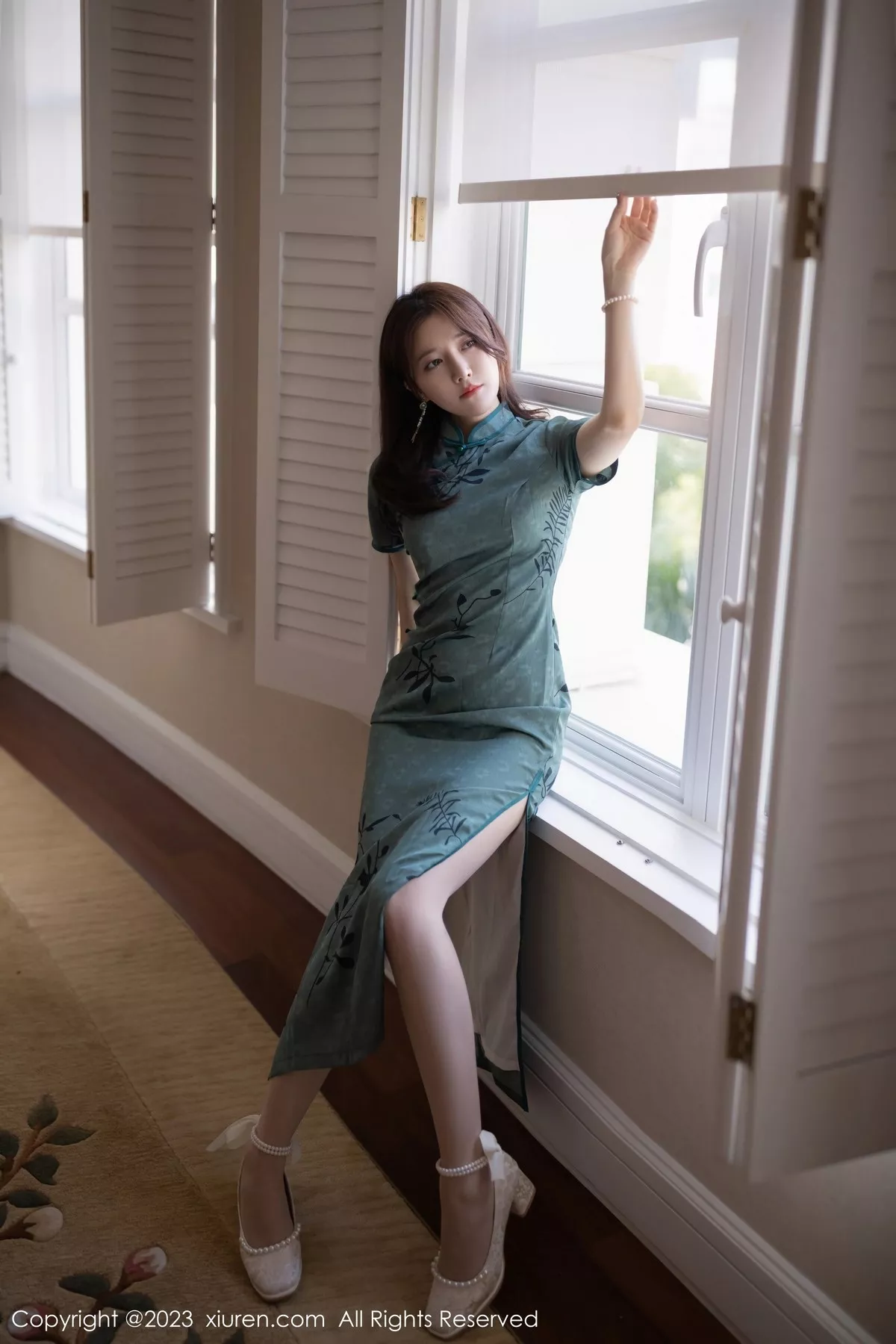 秀人集.com_[XiuRen秀人网]No.6893_模特鱼子酱Fish脱墨绿色长旗袍露性感内衣秀完美身材诱惑写真81P