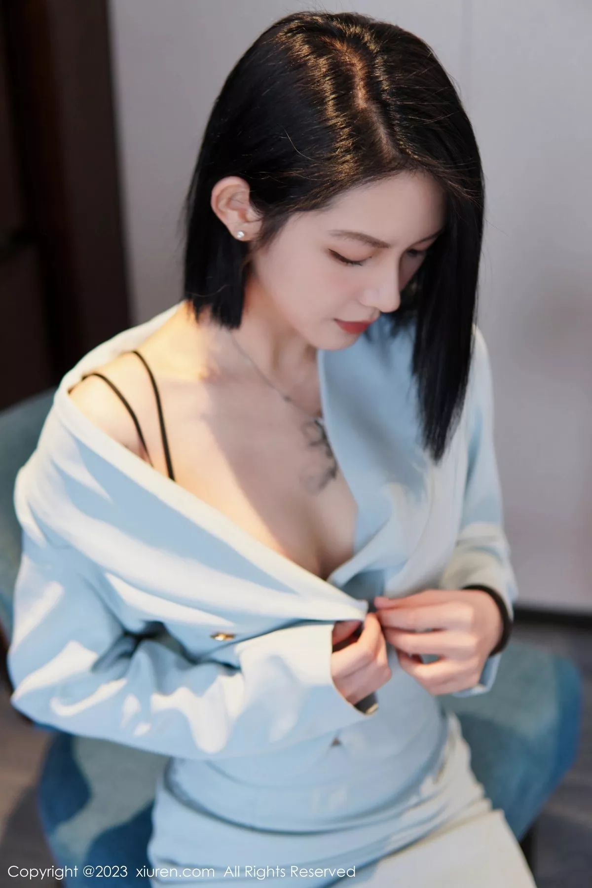 秀人集.com_[XiuRen秀人网]No.6885_模特乔一一性感淡蓝色Ol服饰露墨绿色内衣配原色丝袜诱惑写真74P