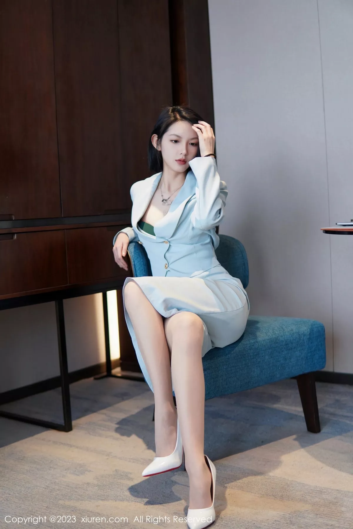 秀人集.com_[XiuRen秀人网]No.6885_模特乔一一性感淡蓝色Ol服饰露墨绿色内衣配原色丝袜诱惑写真74P