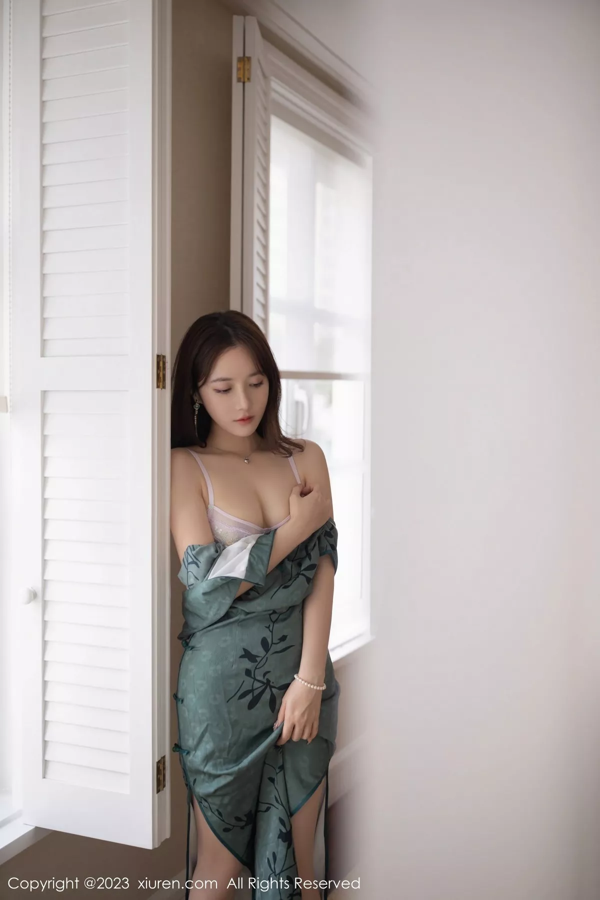 秀人集.com_[XiuRen秀人网]No.6893_模特鱼子酱Fish脱墨绿色长旗袍露性感内衣秀完美身材诱惑写真81P