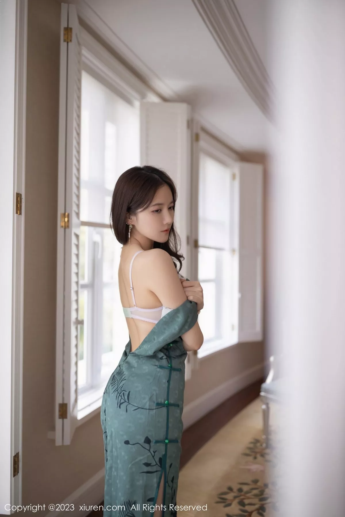 秀人集.com_[XiuRen秀人网]No.6893_模特鱼子酱Fish脱墨绿色长旗袍露性感内衣秀完美身材诱惑写真81P