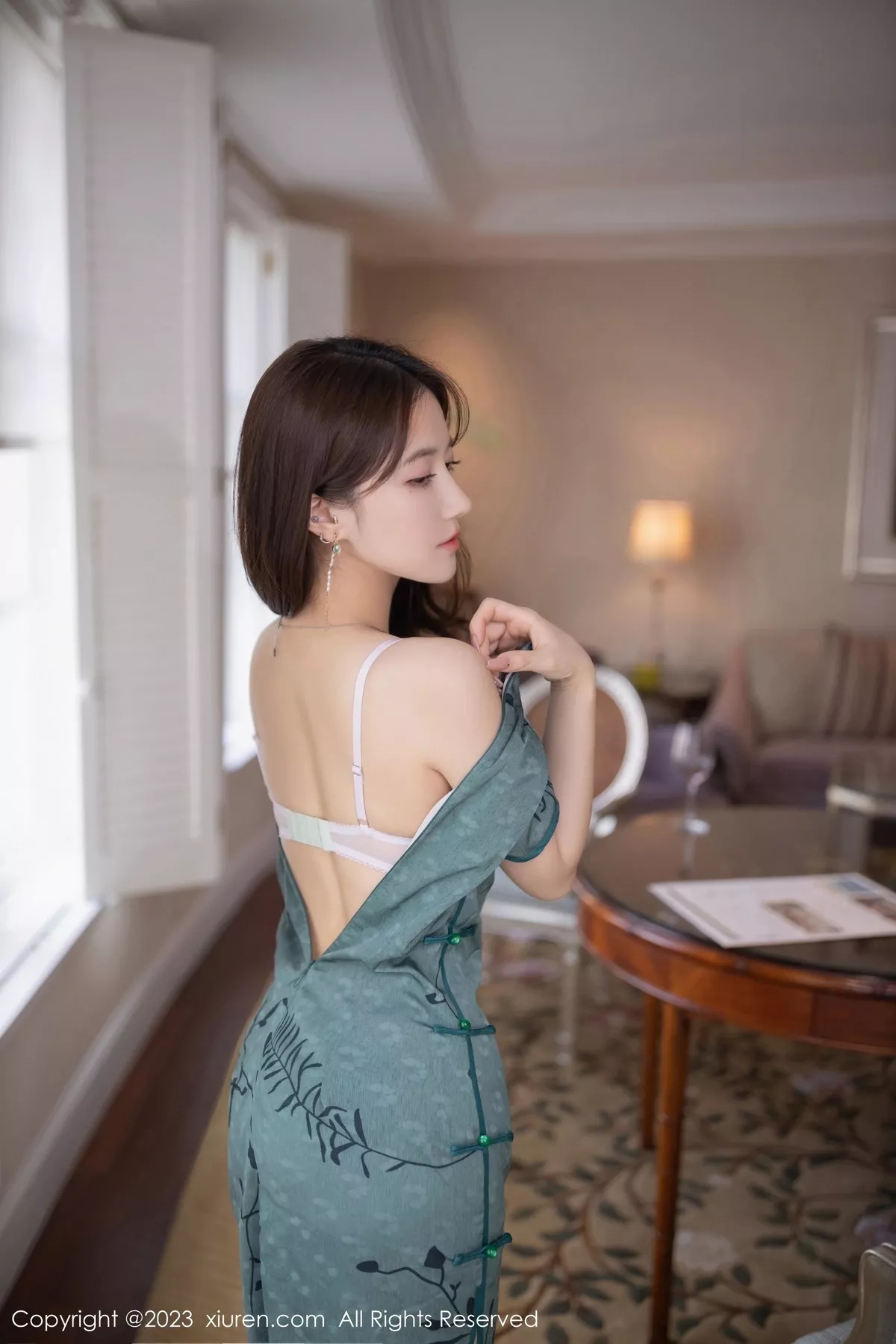 秀人集.com_[XiuRen秀人网]No.6893_模特鱼子酱Fish脱墨绿色长旗袍露性感内衣秀完美身材诱惑写真81P