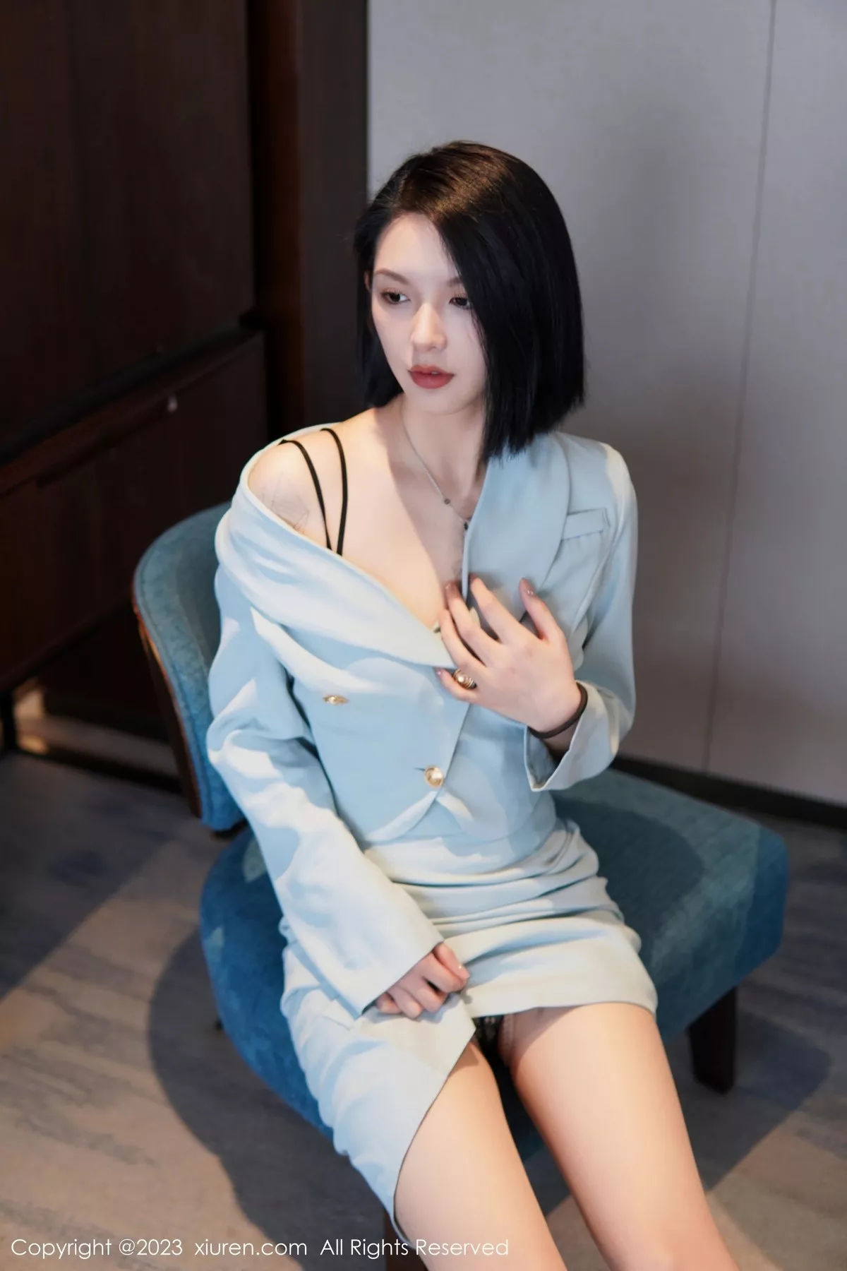 秀人集.com_[XiuRen秀人网]No.6885_模特乔一一性感淡蓝色Ol服饰露墨绿色内衣配原色丝袜诱惑写真74P