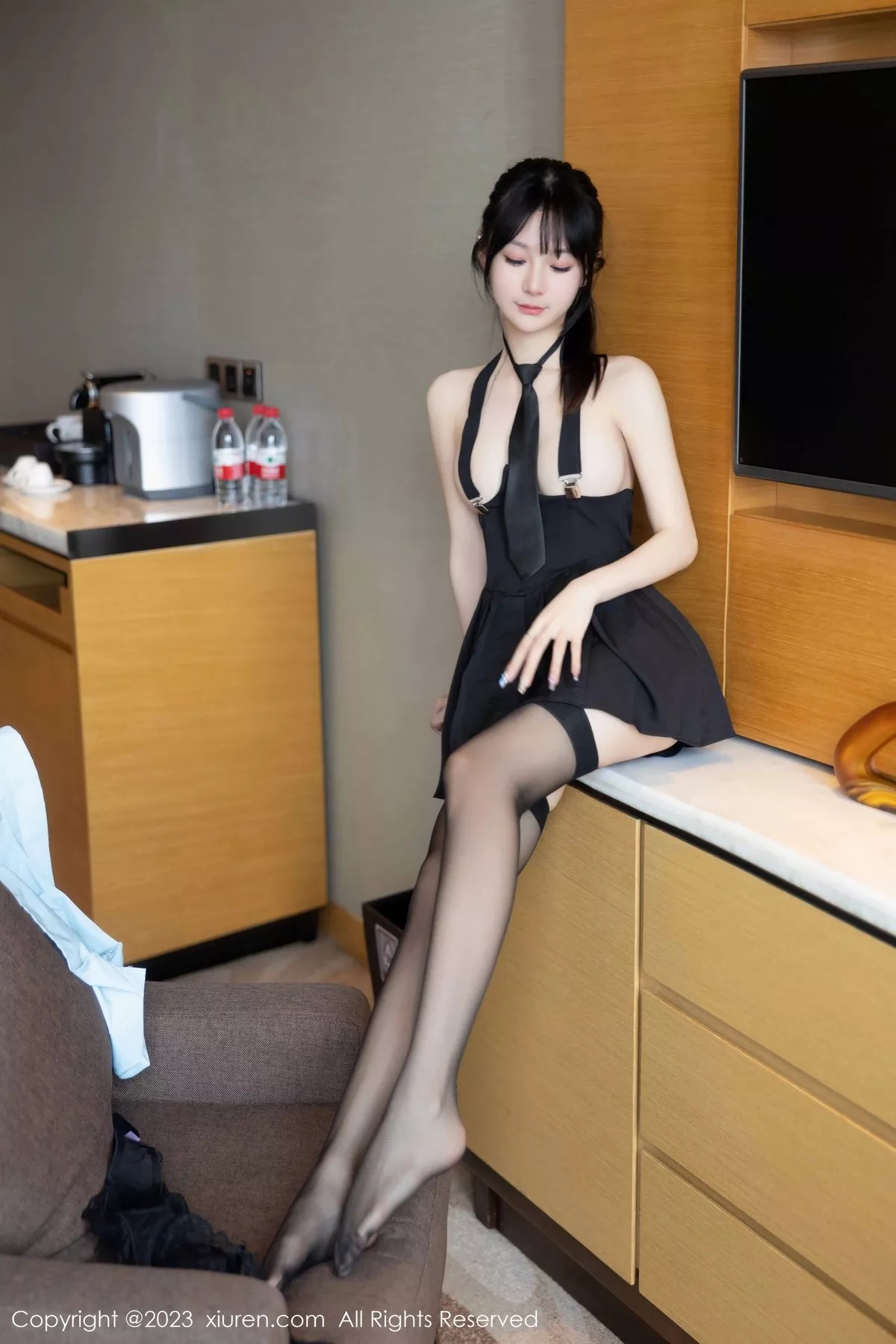 秀人集.com_[XiuRen秀人网]No.6892_模特幼幼脱淡蓝色上衣露黑色蕾丝内衣配黑丝吊袜完美诱惑写真82P