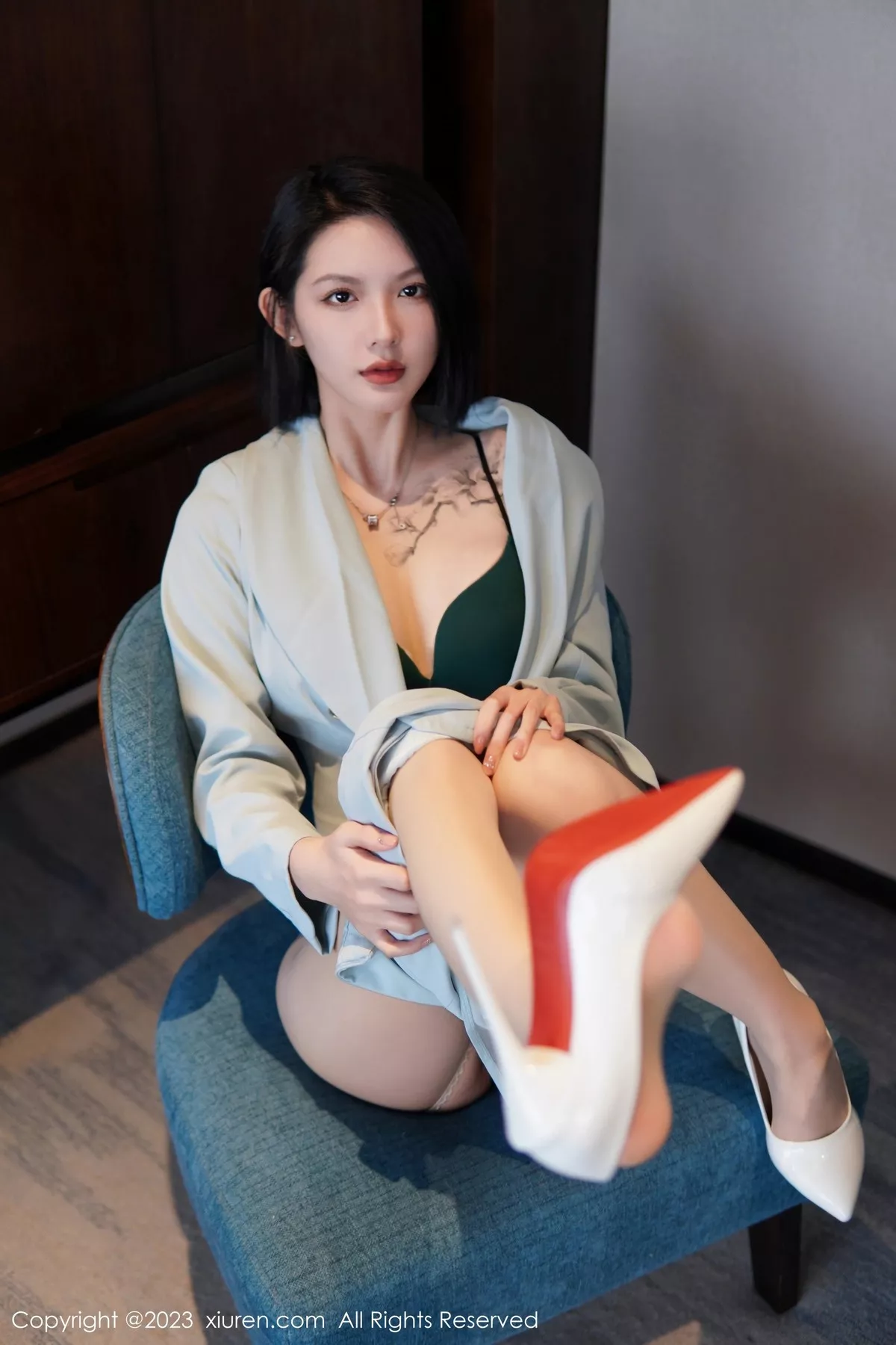 秀人集.com_[XiuRen秀人网]No.6885_模特乔一一性感淡蓝色Ol服饰露墨绿色内衣配原色丝袜诱惑写真74P