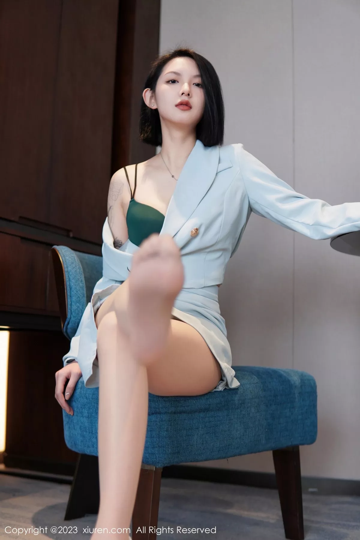 秀人集.com_[XiuRen秀人网]No.6885_模特乔一一性感淡蓝色Ol服饰露墨绿色内衣配原色丝袜诱惑写真74P