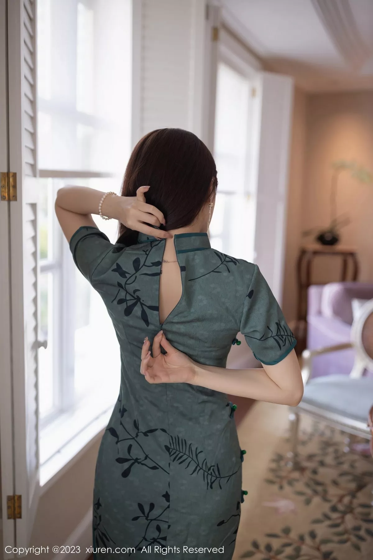 秀人集.com_[XiuRen秀人网]No.6893_模特鱼子酱Fish脱墨绿色长旗袍露性感内衣秀完美身材诱惑写真81P