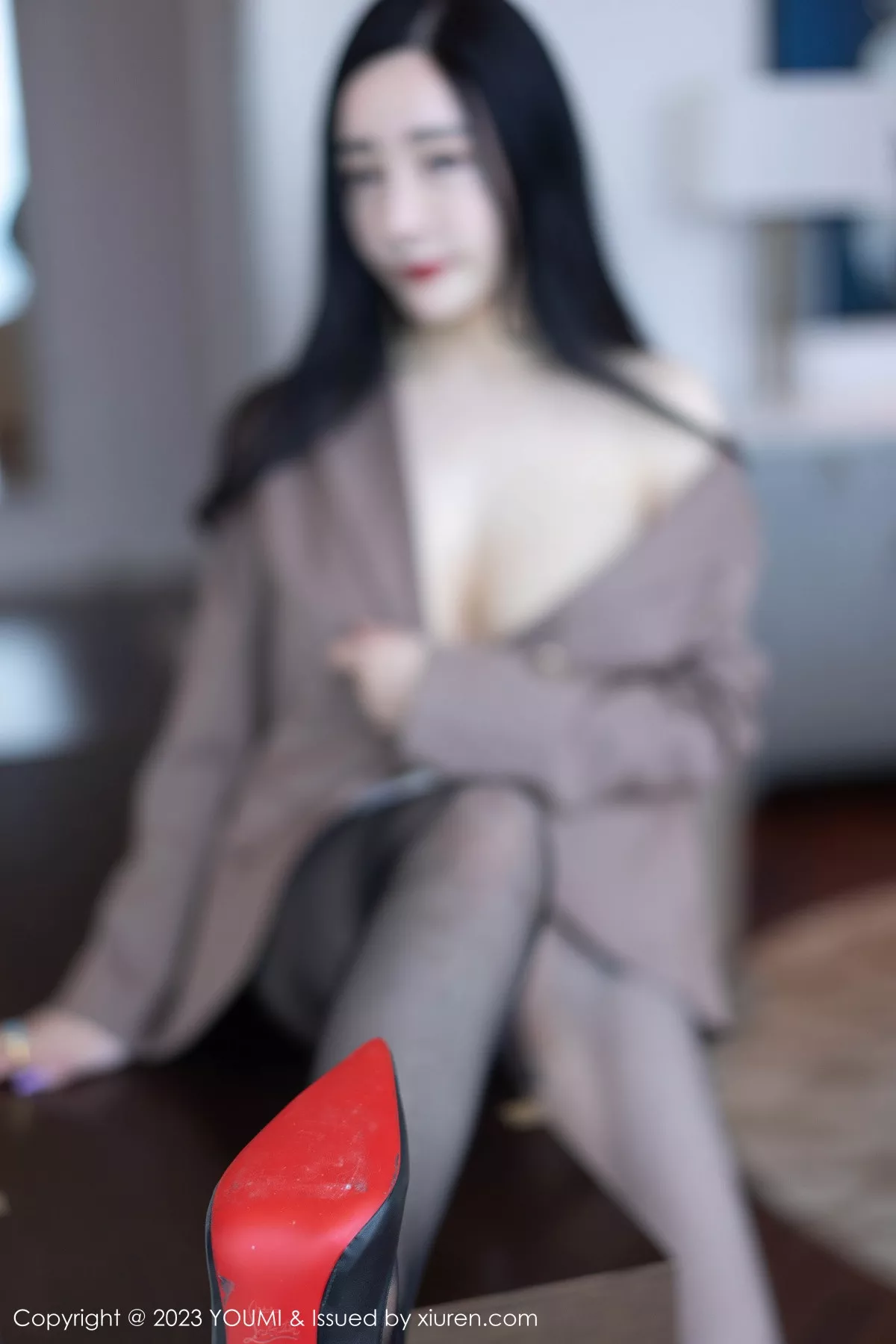 秀人集.com_[YouMi尤蜜荟]Vol.950_模特允爾性感咖啡色上衣配白短裙露超薄黑丝秀丰满身材诱惑写真73P