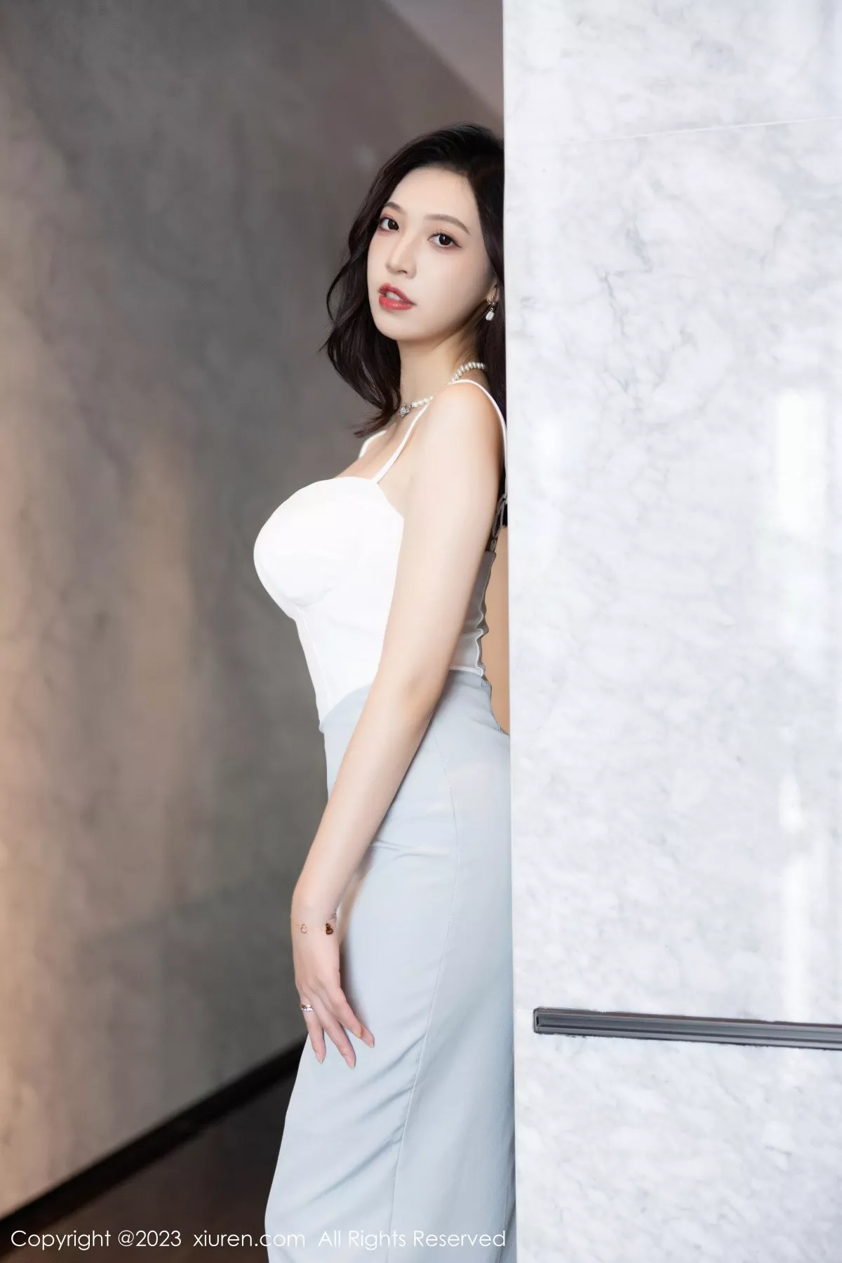 秀人集.com_[XiuRen秀人网]No.6898_模特郑颖姗Bev白色吊带上衣半脱露蕾丝内衣秀丰腴身姿诱惑写真82P