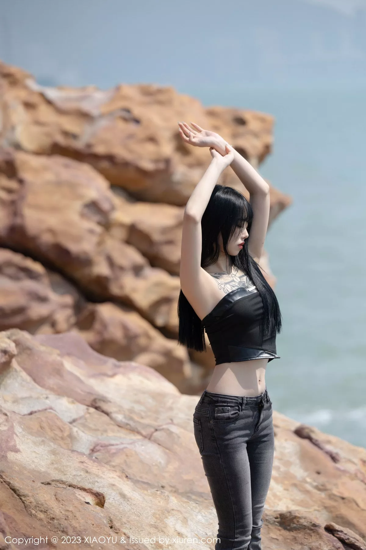 秀人集.com_[XiaoYu画语界]Vol.1047_模特奶瓶黑色露肩短款上衣+性感蛋黄色吊带秀曼妙身姿诱惑写真98P