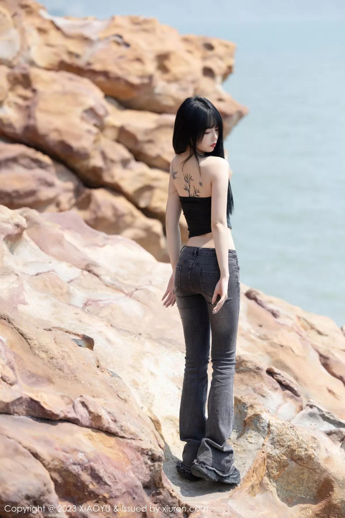 秀人集.com_[XiaoYu画语界]Vol.1047_模特奶瓶黑色露肩短款上衣+性感蛋黄色吊带秀曼妙身姿诱惑写真98P