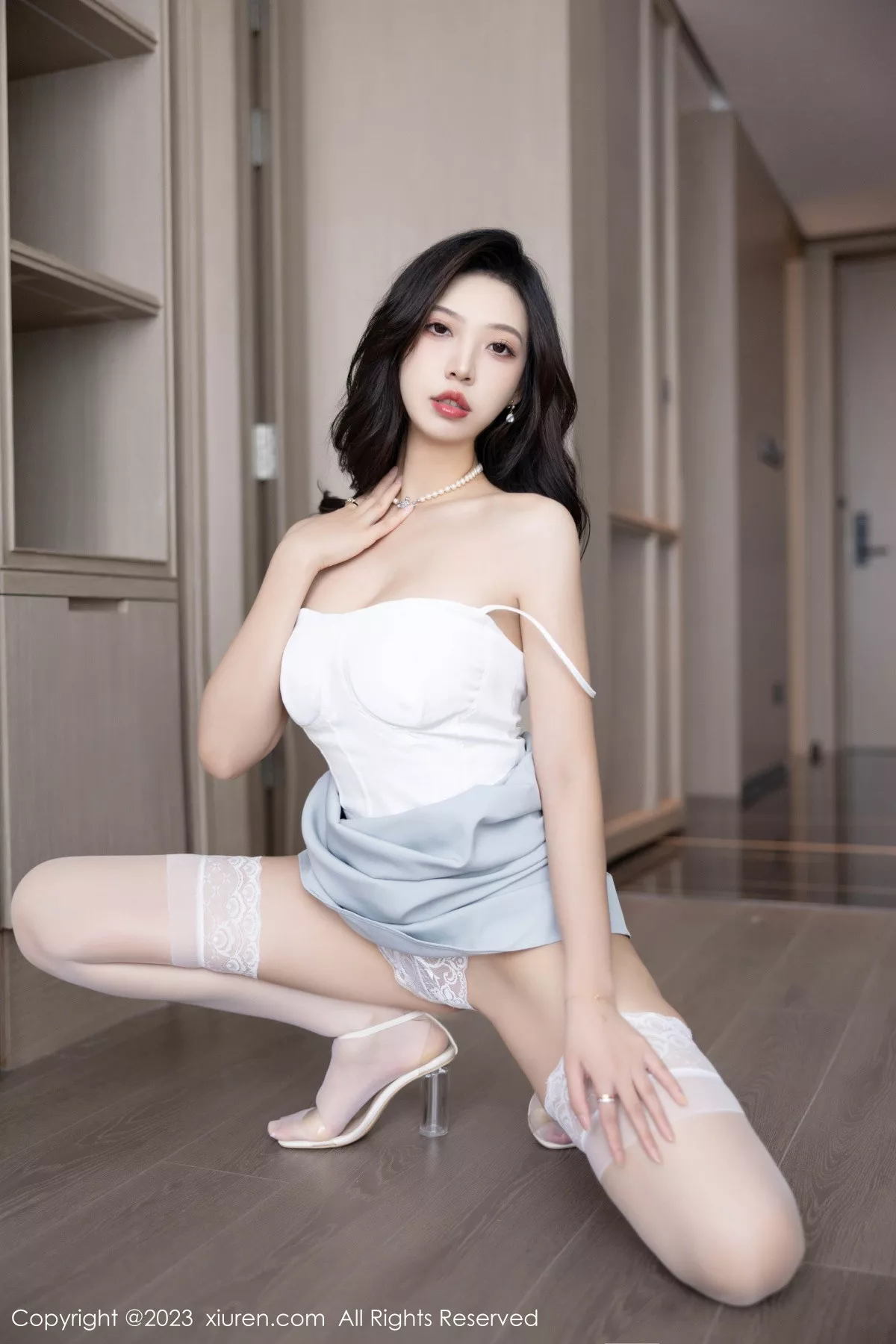 秀人集.com_[XiuRen秀人网]No.6898_模特郑颖姗Bev白色吊带上衣半脱露蕾丝内衣秀丰腴身姿诱惑写真82P