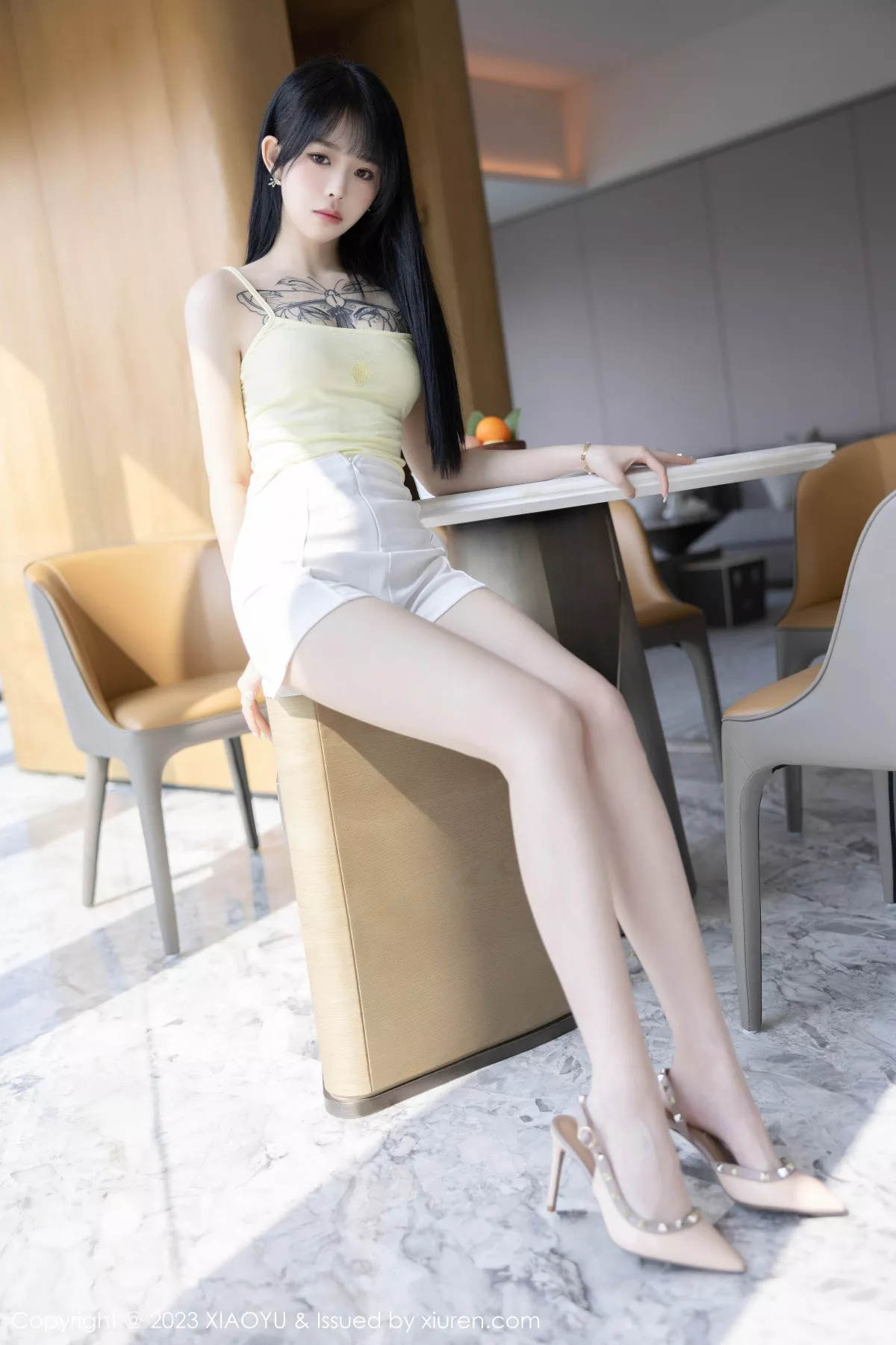 秀人集.com_[XiaoYu画语界]Vol.1047_模特奶瓶黑色露肩短款上衣+性感蛋黄色吊带秀曼妙身姿诱惑写真98P