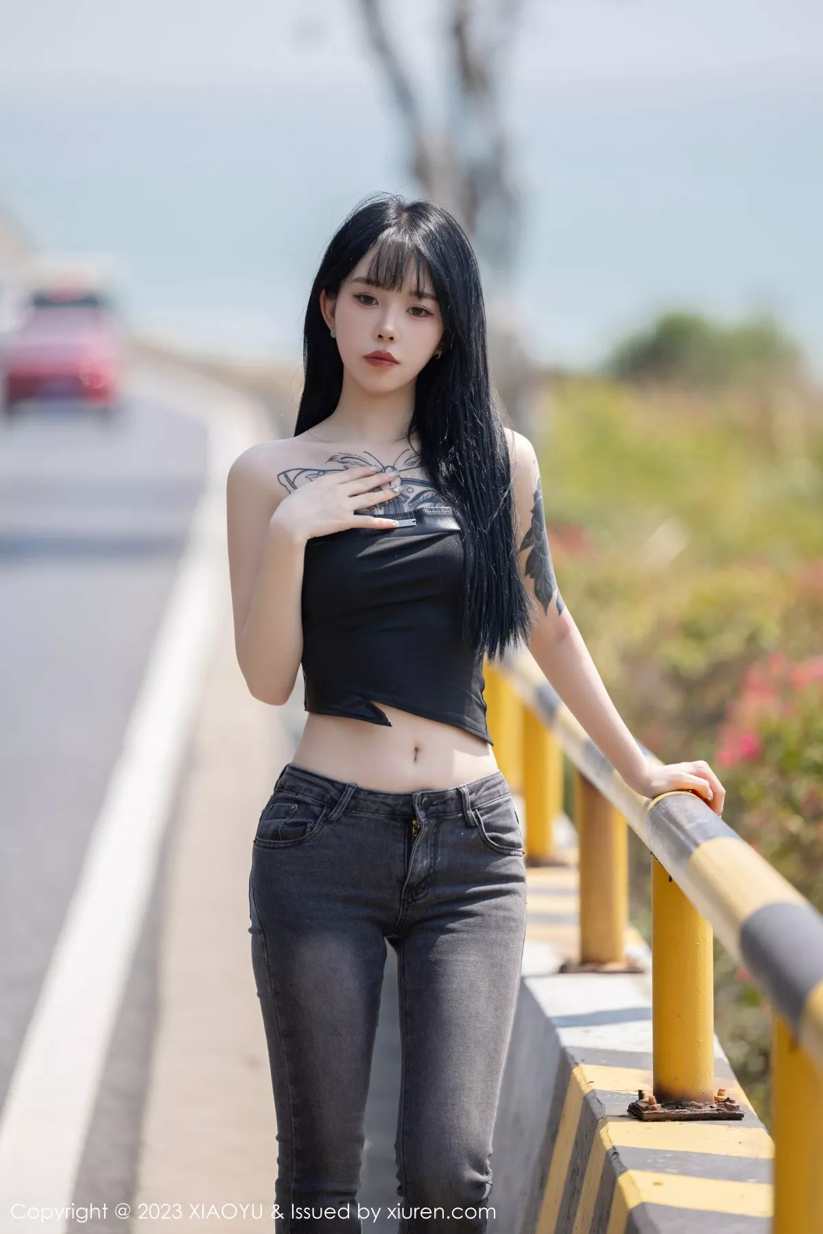 秀人集.com_[XiaoYu画语界]Vol.1047_模特奶瓶黑色露肩短款上衣+性感蛋黄色吊带秀曼妙身姿诱惑写真98P