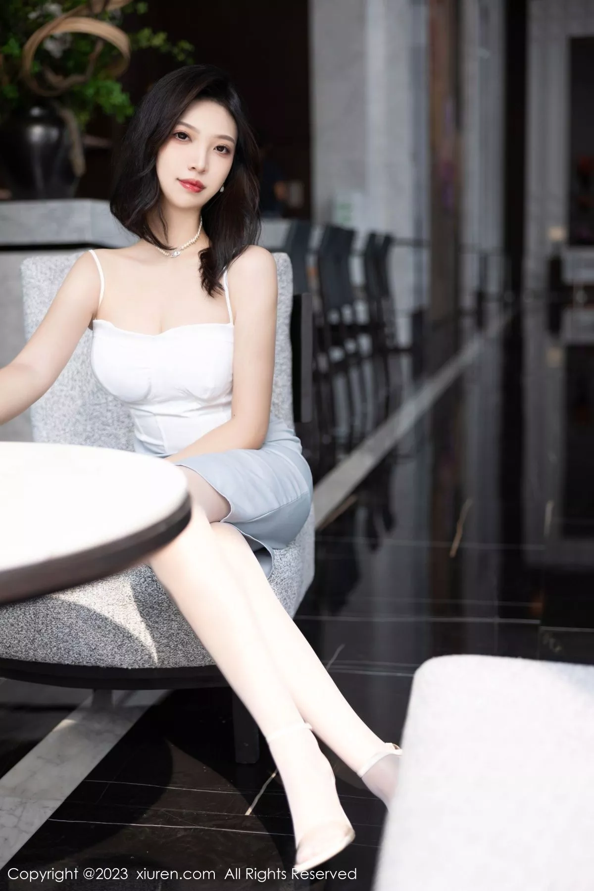 秀人集.com_[XiuRen秀人网]No.6898_模特郑颖姗Bev白色吊带上衣半脱露蕾丝内衣秀丰腴身姿诱惑写真82P