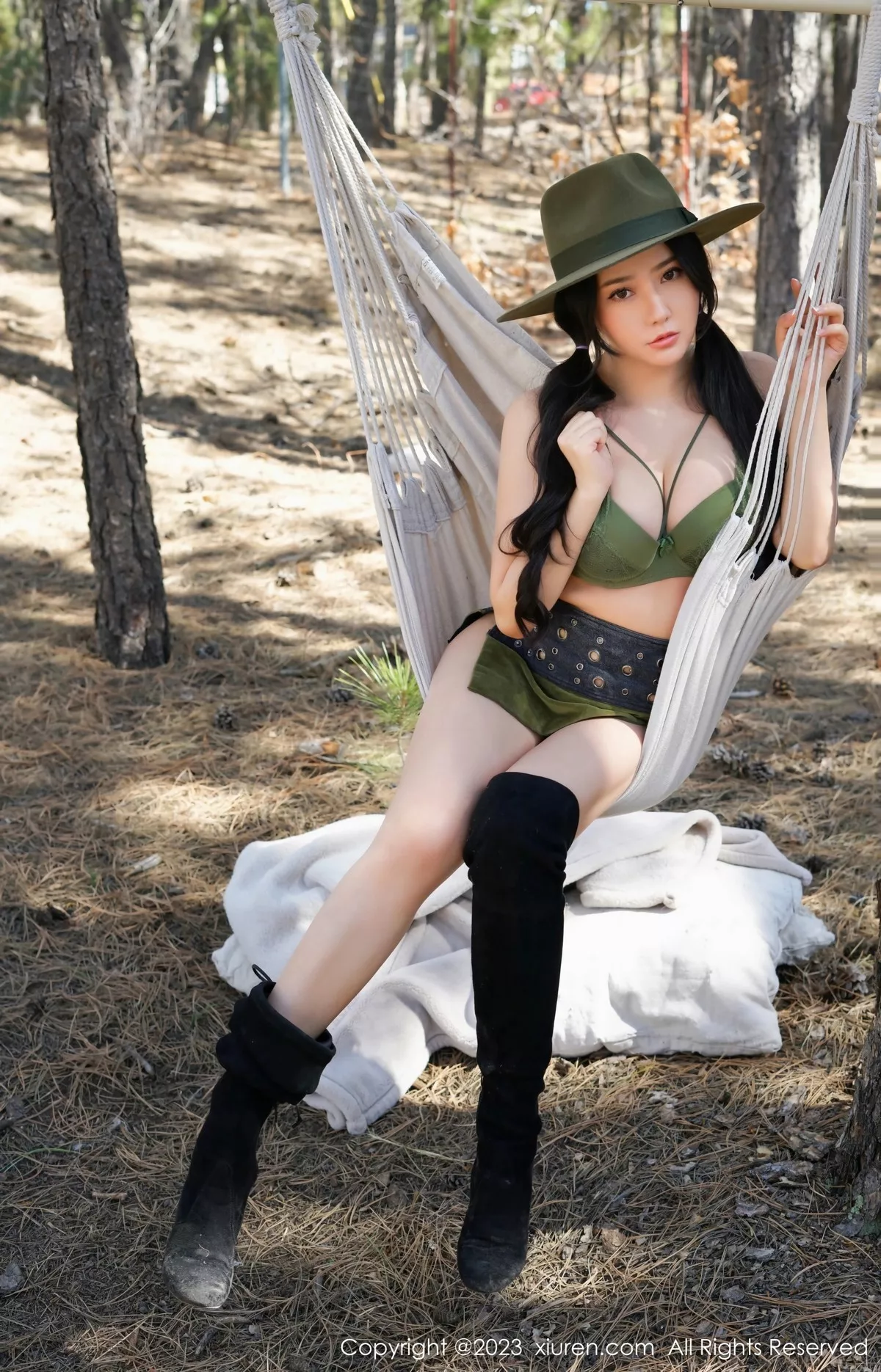 秀人集.com_[XiuRen秀人网]No.6902_女神Manuela玛鲁娜性感墨绿色牛仔装秀浑圆美臀惹火诱惑写真58P