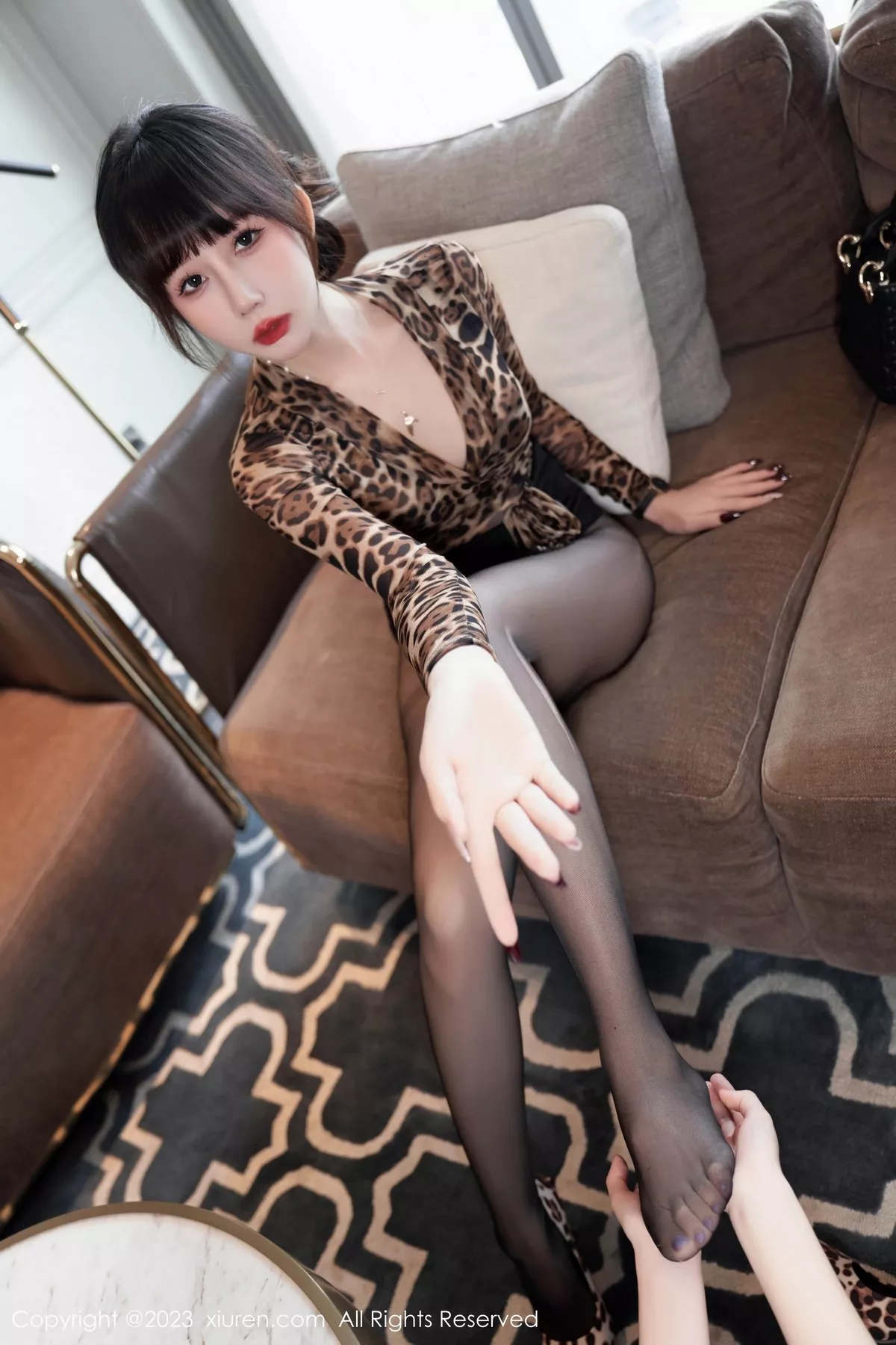 秀人集.com_[XiuRen秀人网]No.6904_模特波巧酱豹纹上衣配黑色短裙露黑丝吊袜秀惹火身材诱惑写真102P