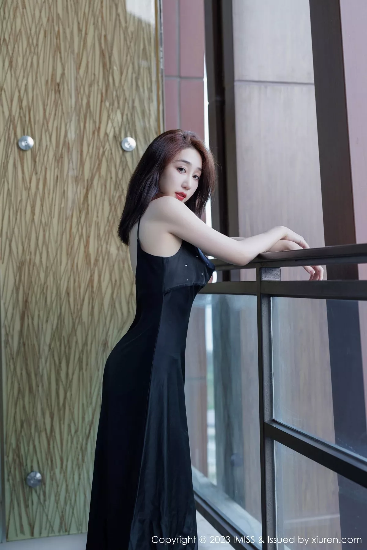 秀人集.com_[IMISS爱蜜社]Vol.734_模特九月生性感黑色吊带裙配超薄黑丝秀完美身材迷人诱惑写真40P